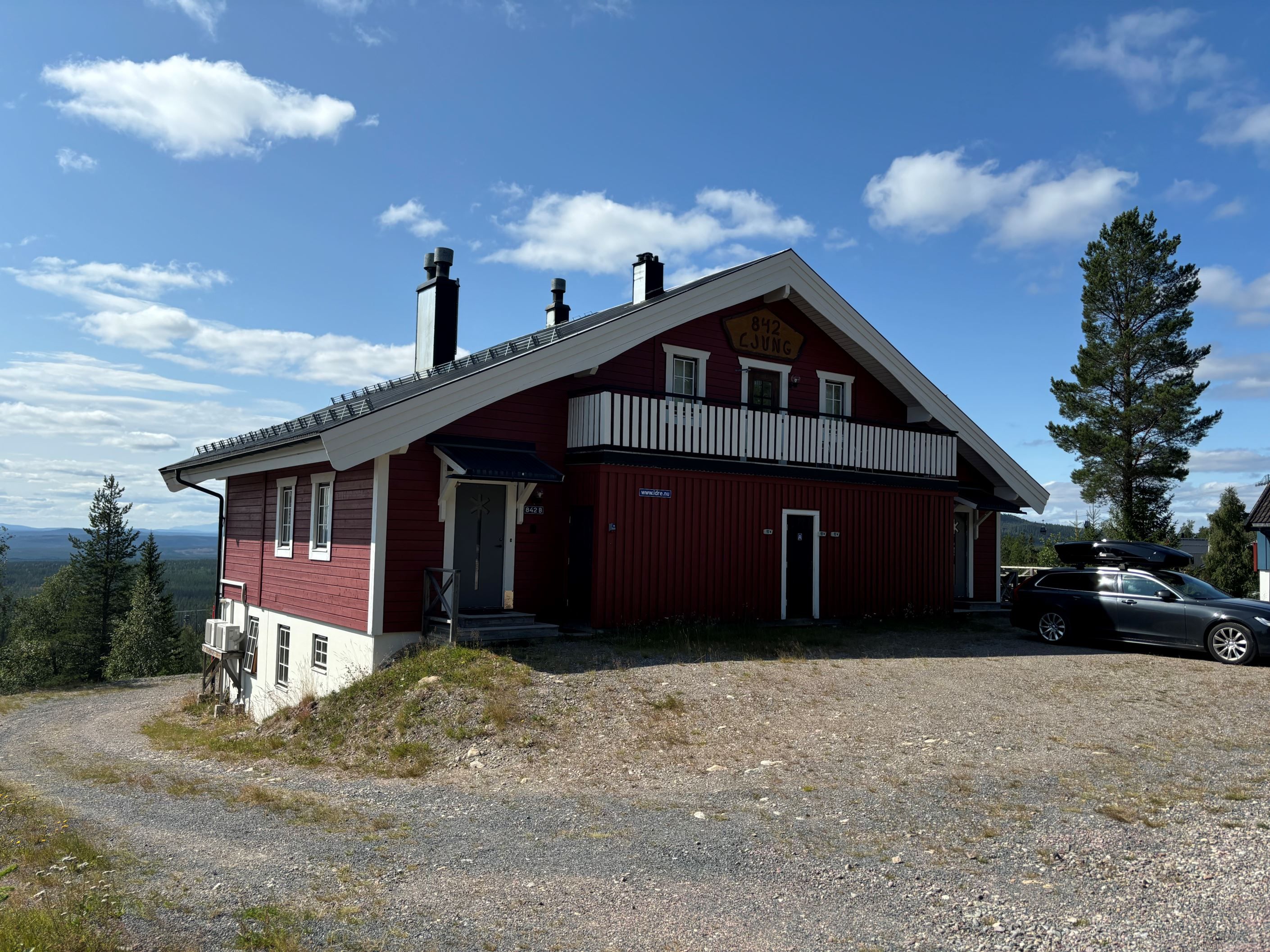 Husets framsida med nedfart till markplans lägenheterna