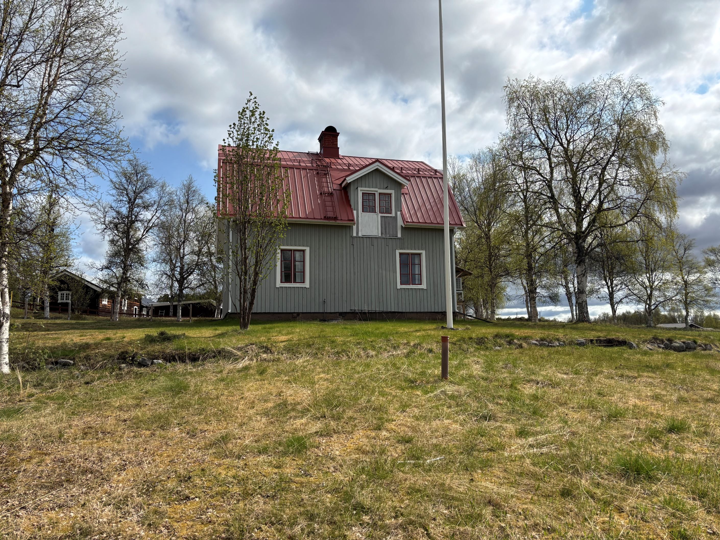 Husets baksida med flaggstång