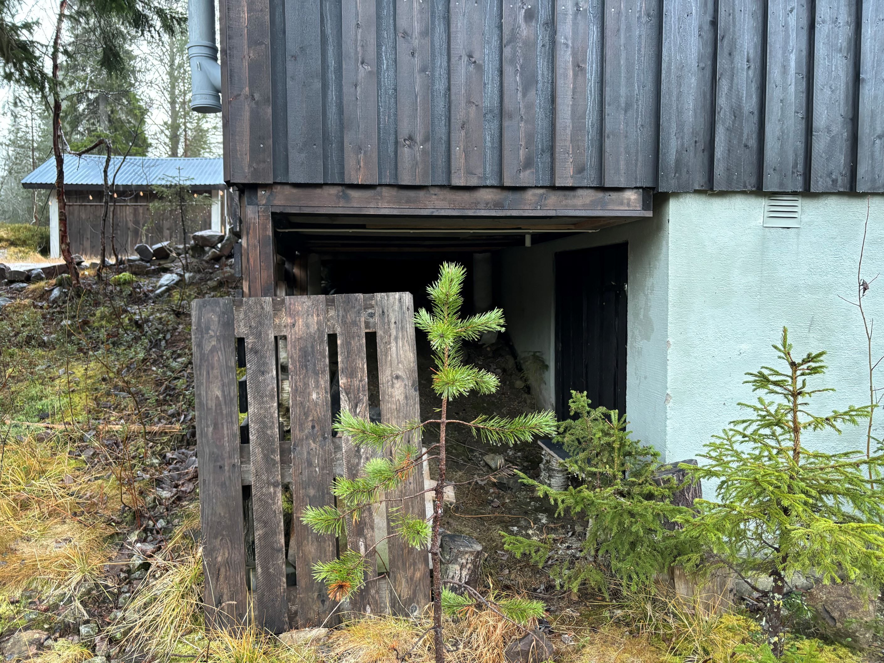 Utrymme med dörr till grunden