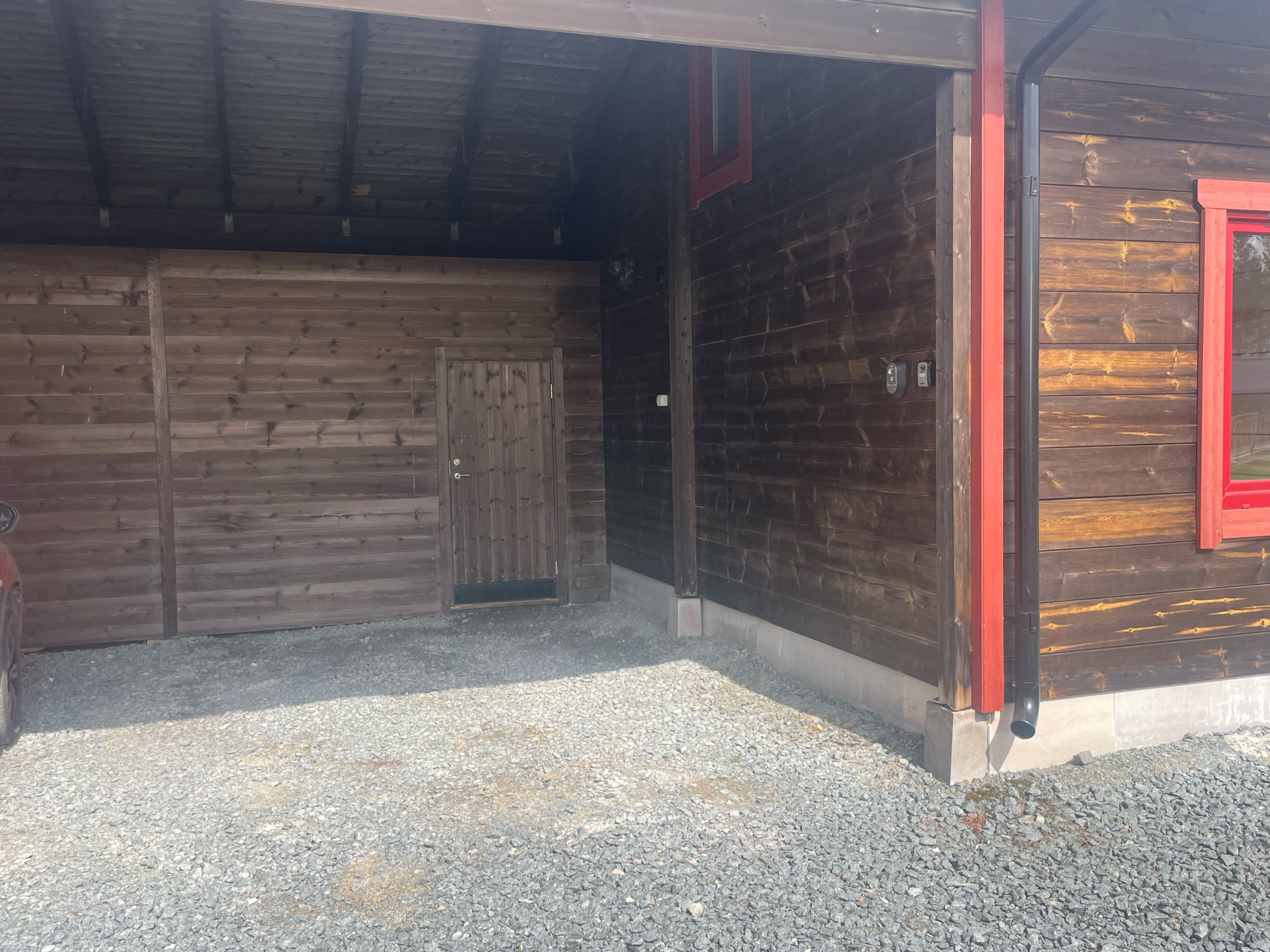 Carport med skidförråd längst in.