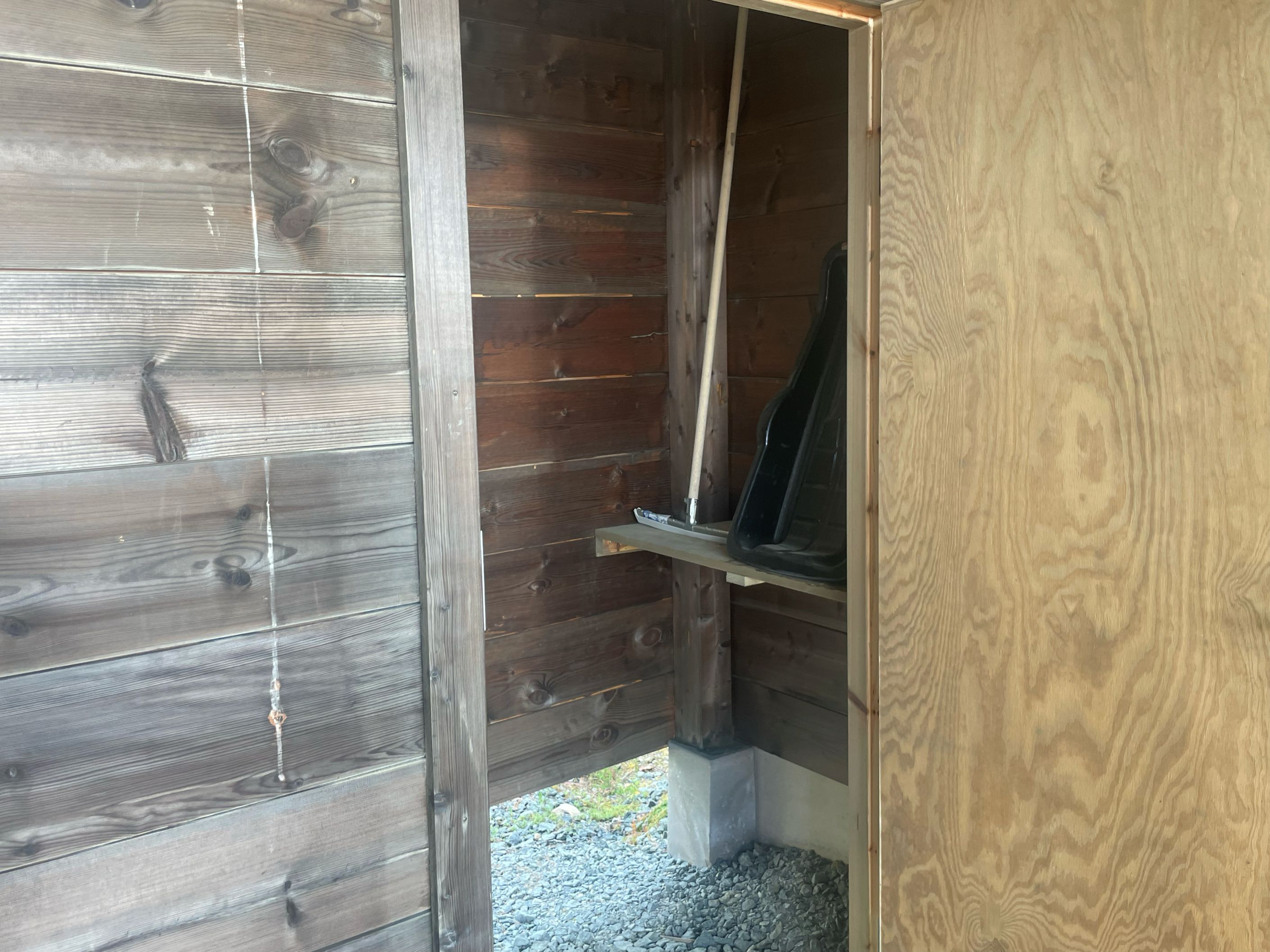 Skidförråd längst in i carporten