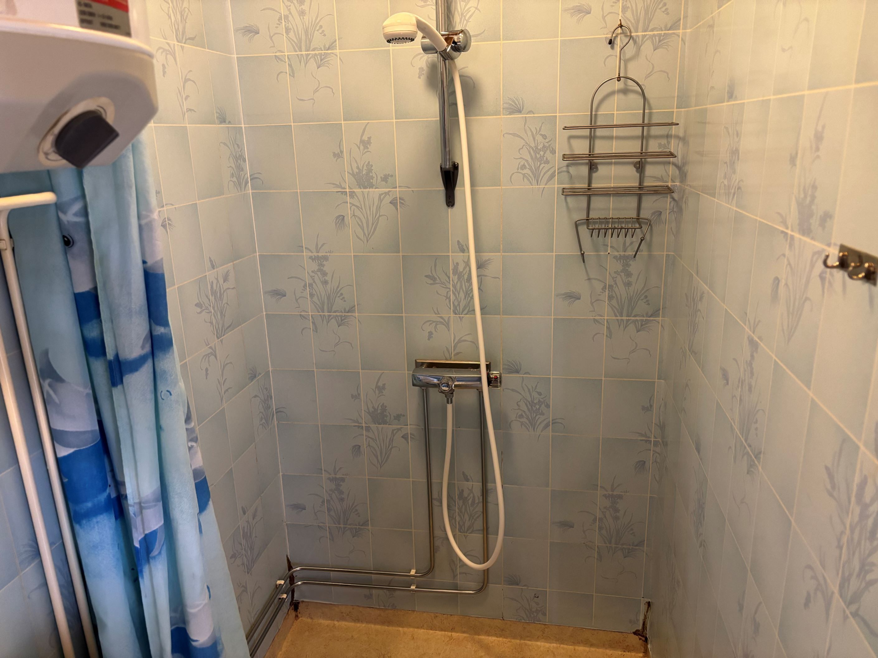 Badrum med wc, handfat och dusch