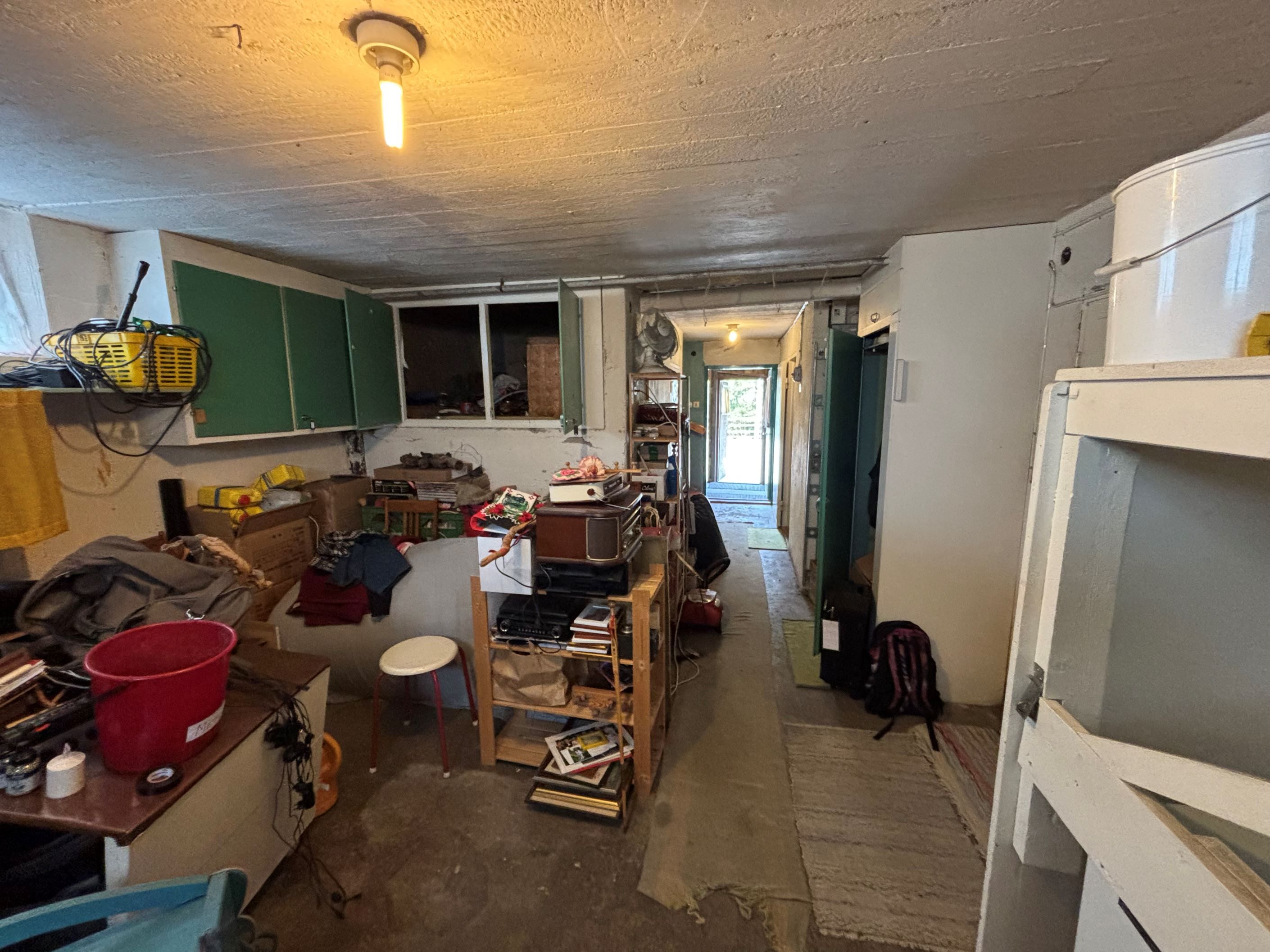Större utrymme i källaren med groventrén rakt fram i bild