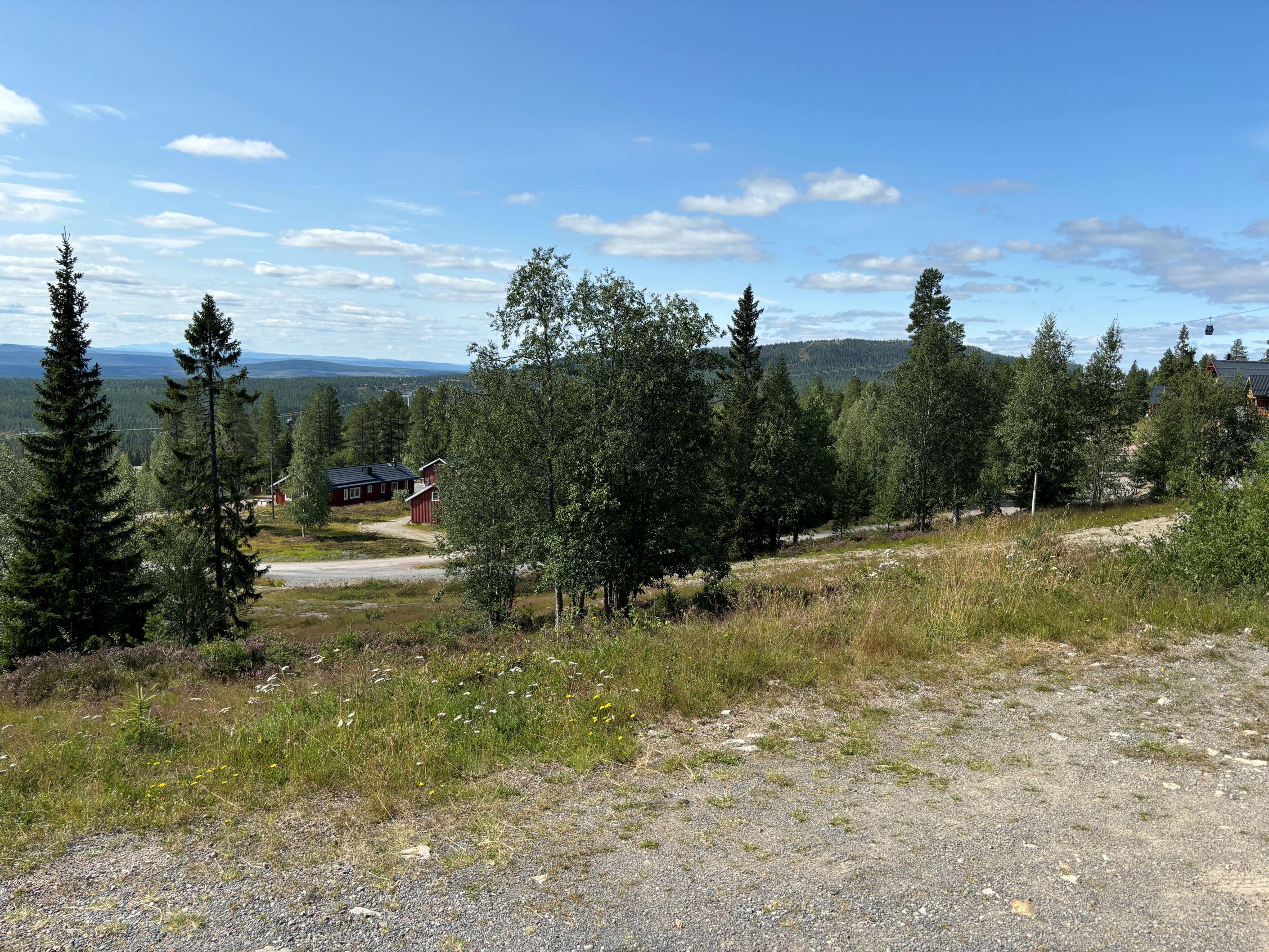 Parkeringen vid markplan och backen precis bredvid