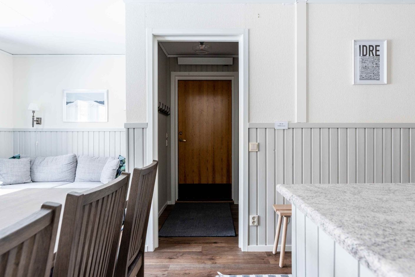 Allrum med hall rakt fram i bild