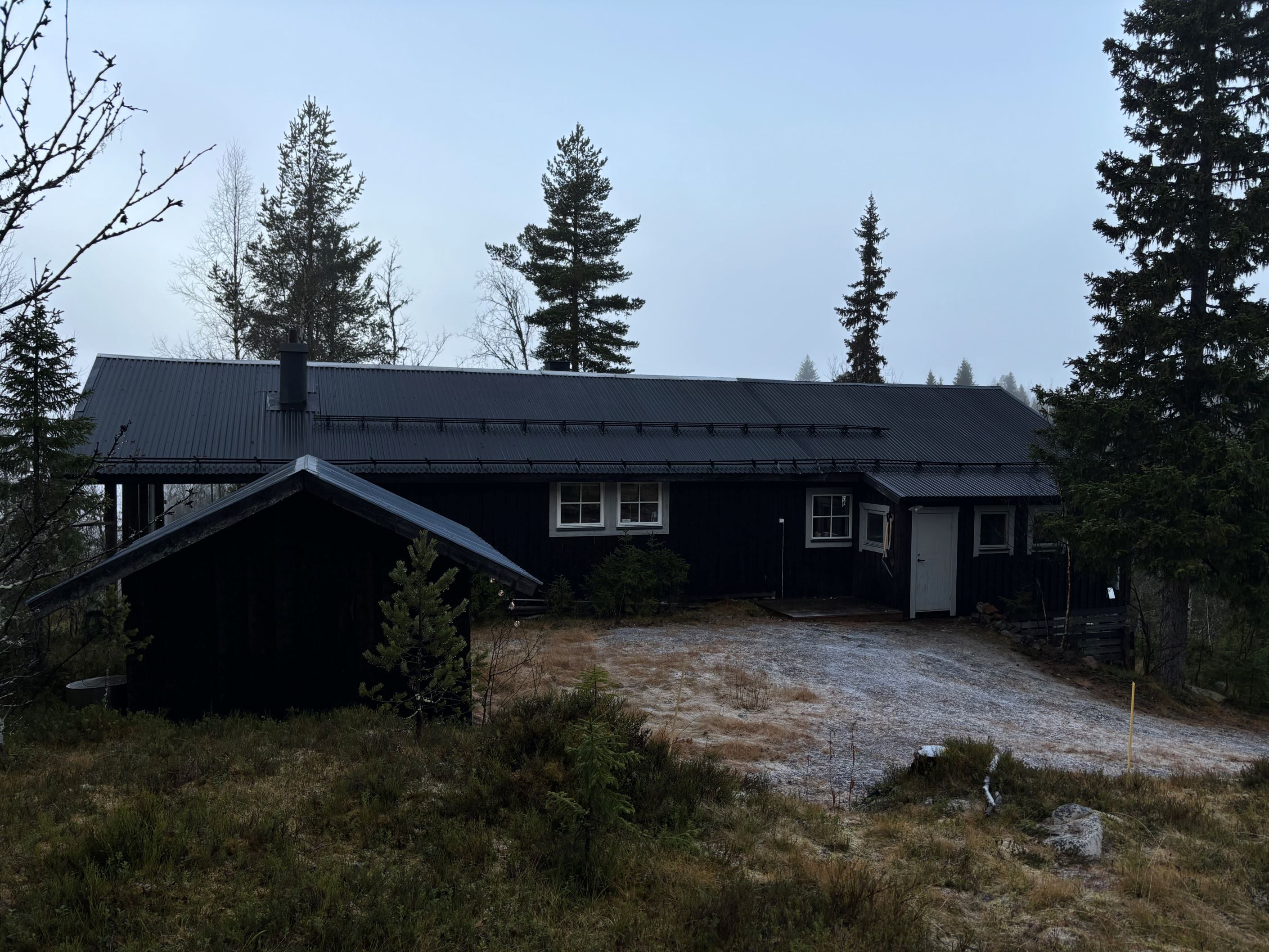 Huset och förrådet på kvällen