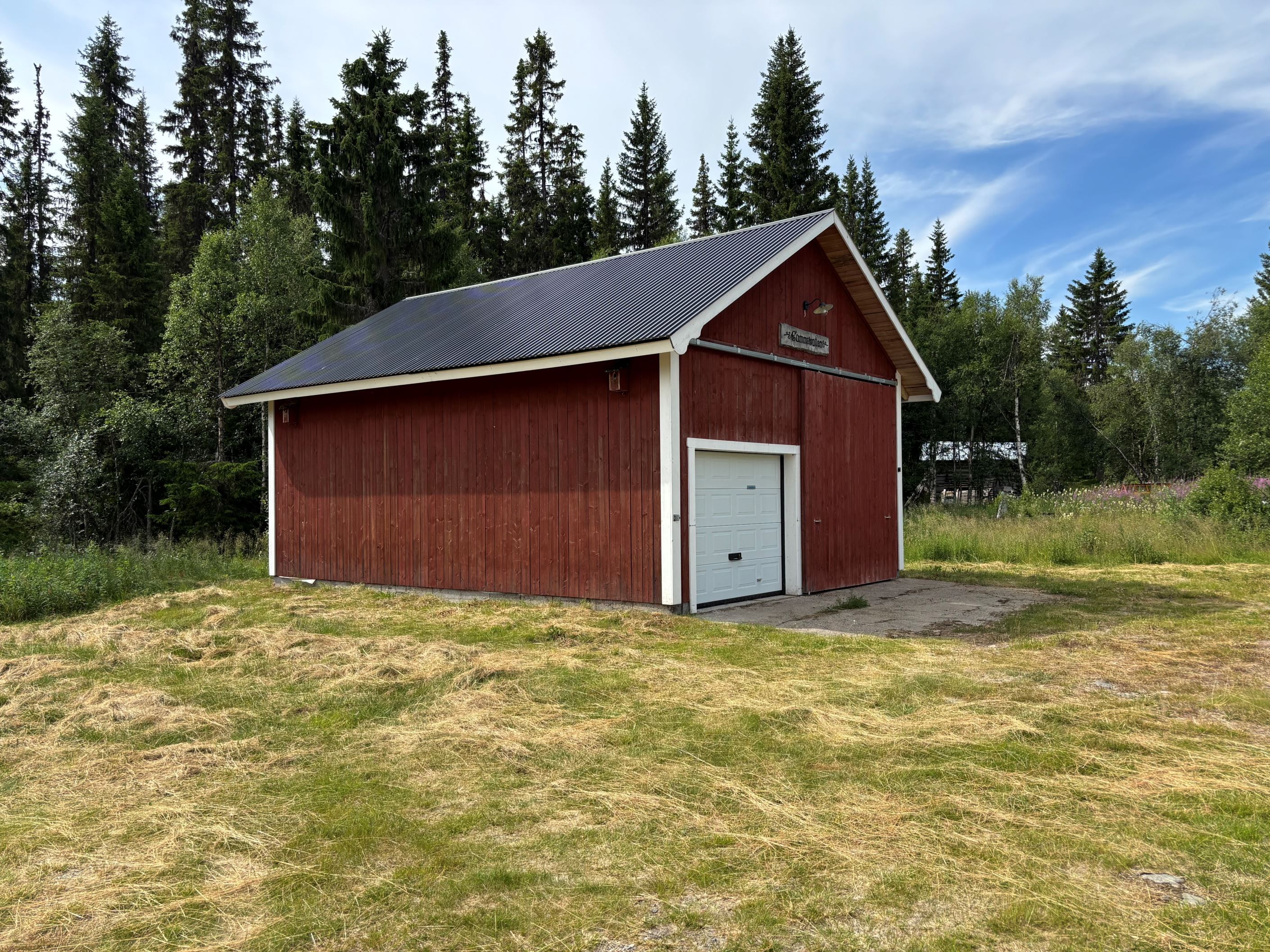 Garage med plats för flera skotrar och även en traktor
