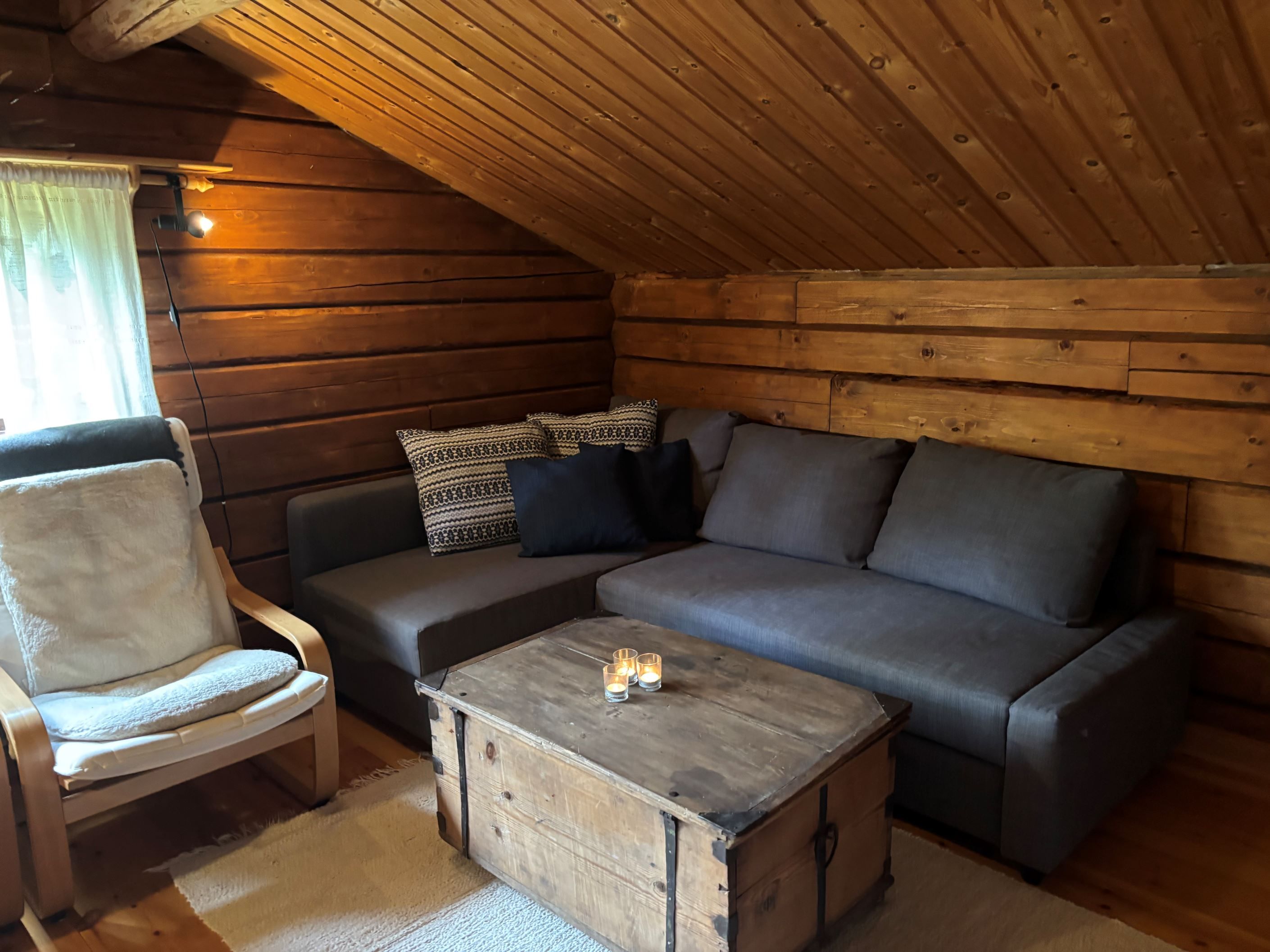 Allrum. Soffan är en bäddsoffa med plats för två personer.