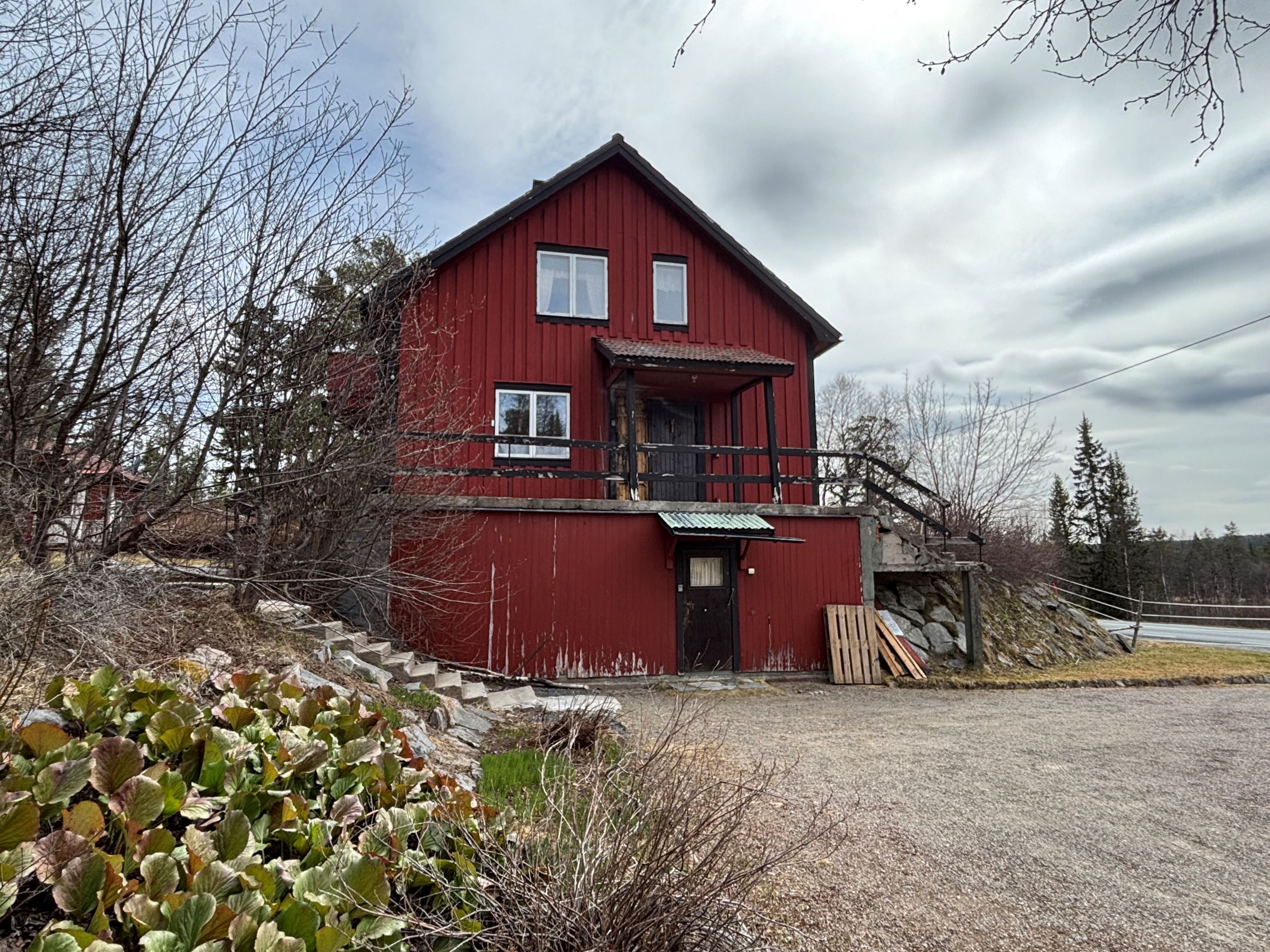Parkeringen med groventrén till huset