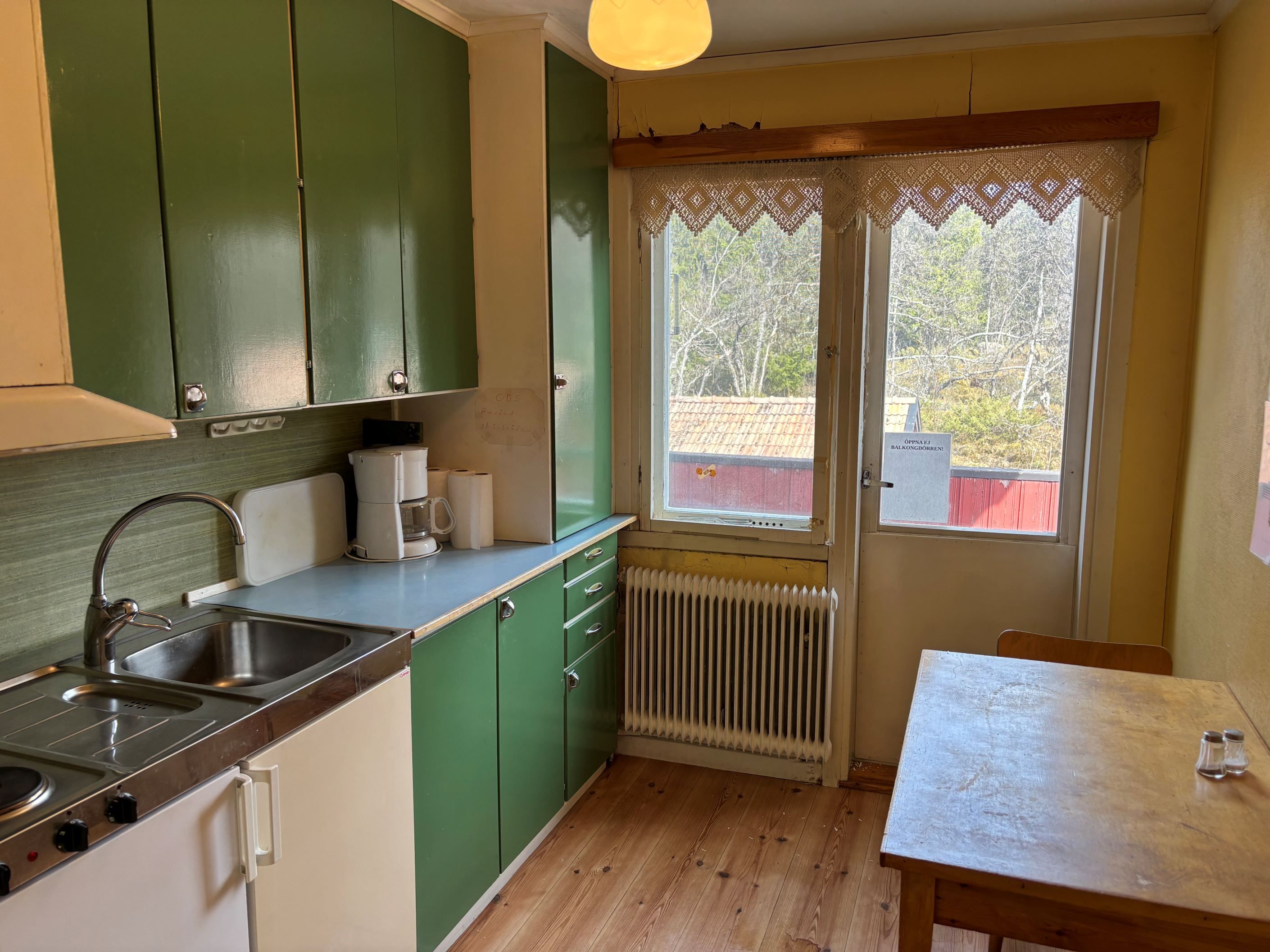 Kök med kokplatta och kylskåp