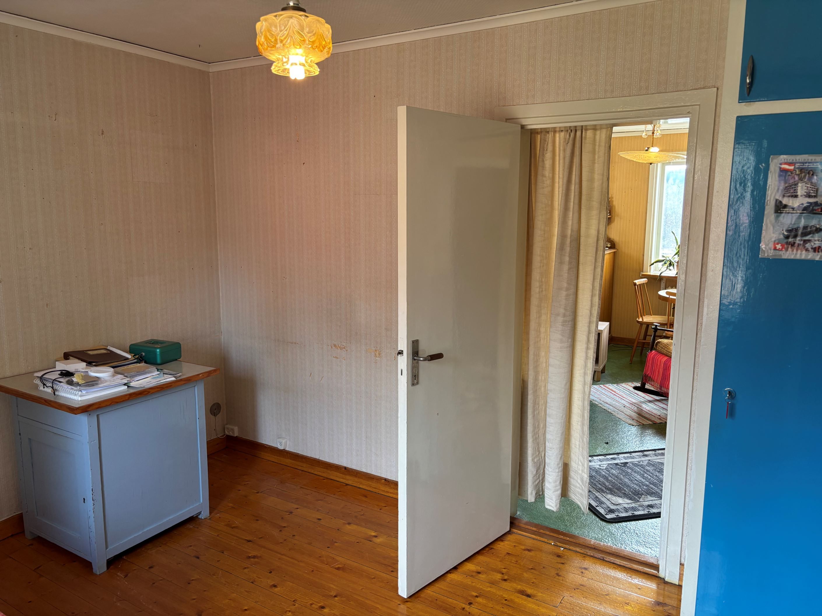 Sovrum 1 med allrum t.h i bild
