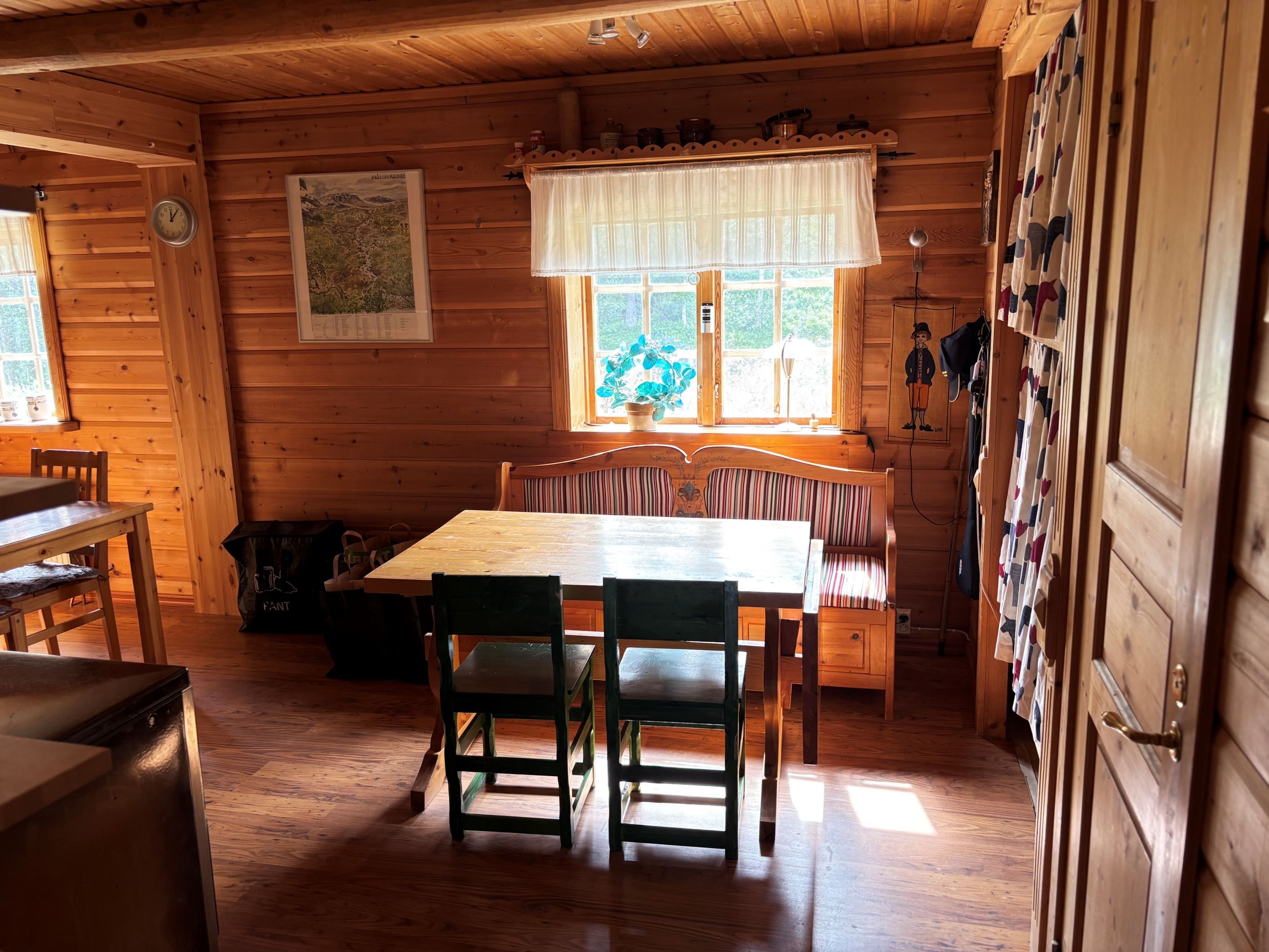 Kök med skafferi i dörren närmast i bild