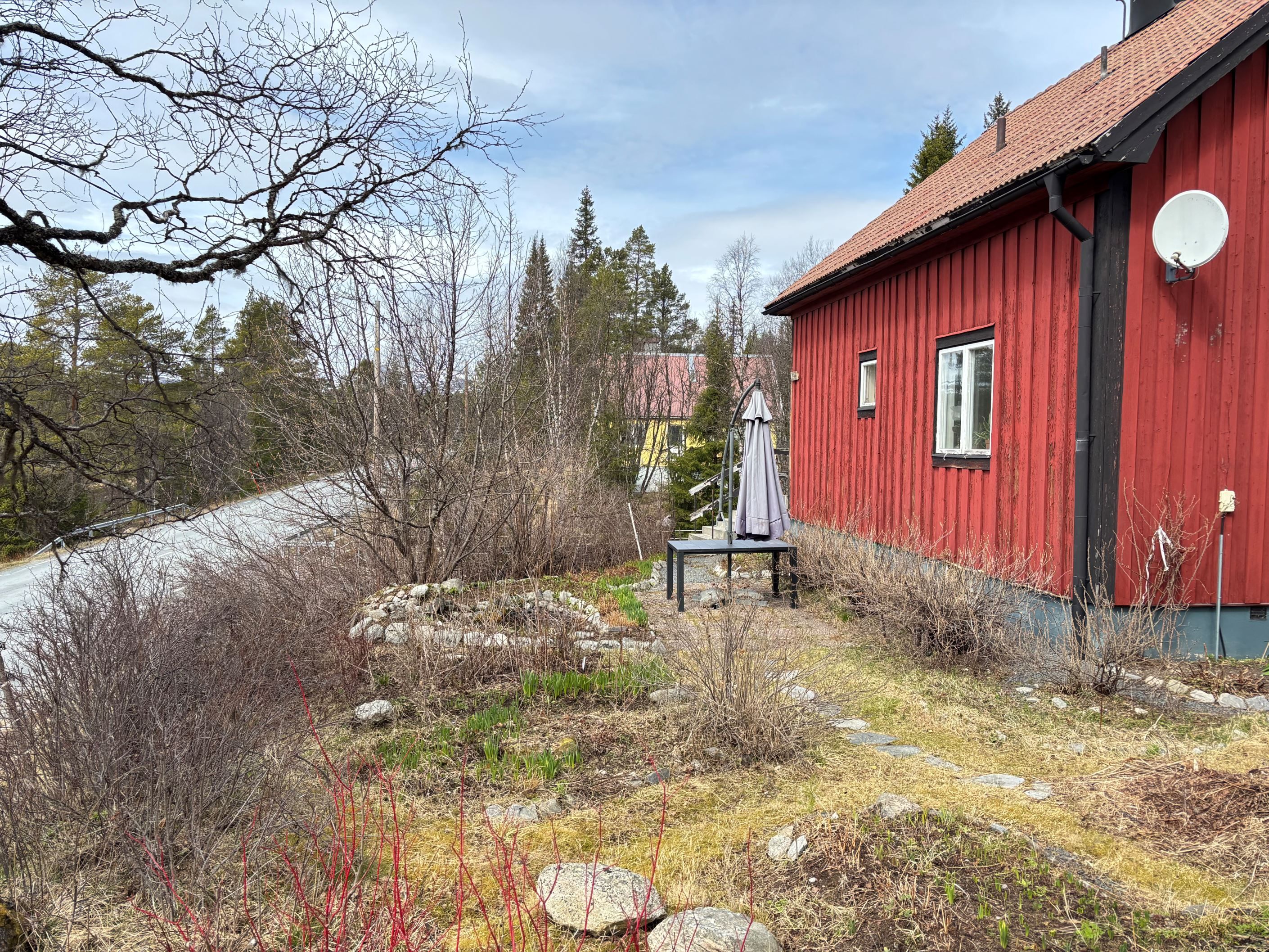 Huset sett från söder med vägen till Grövelsjön t.v i bild