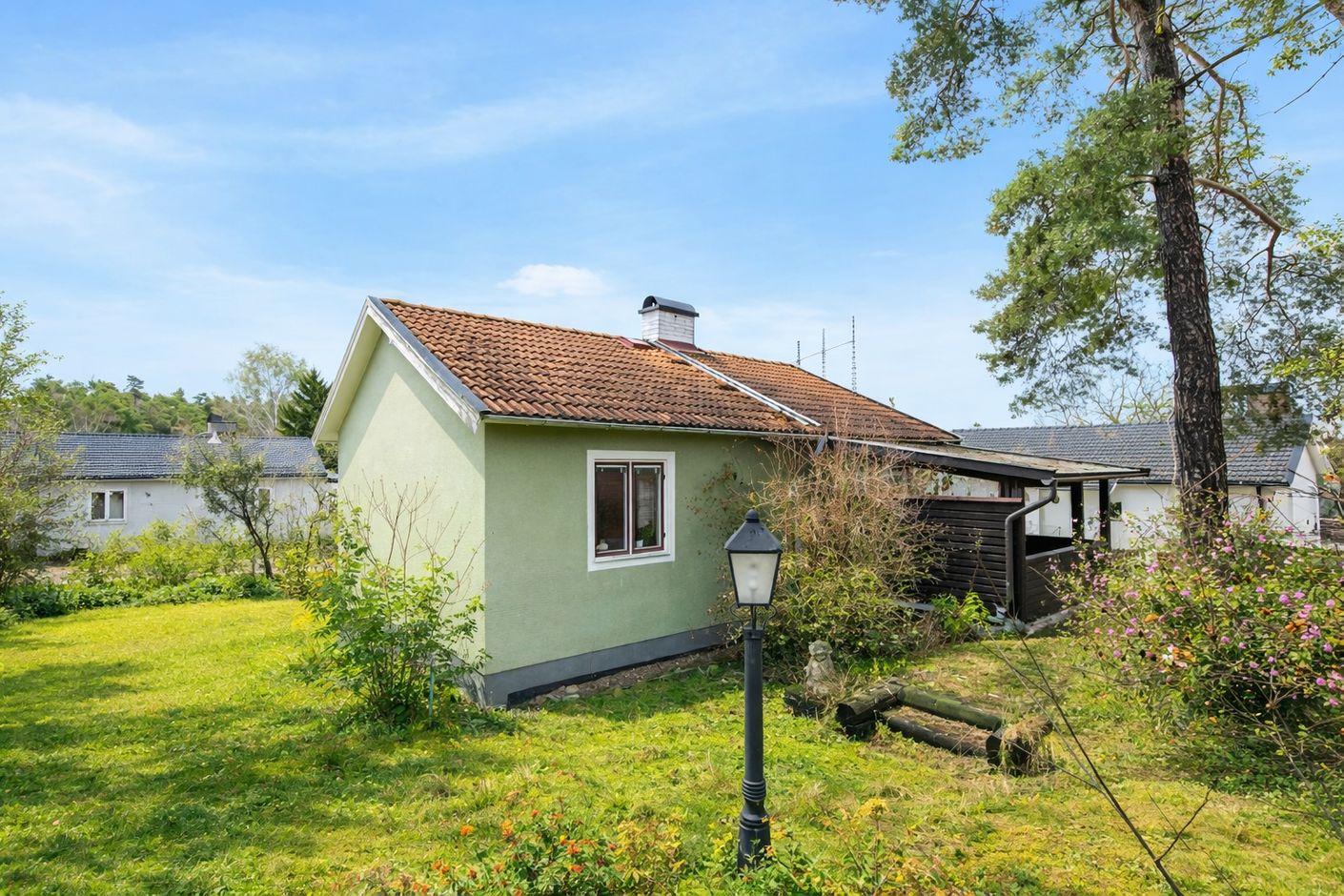 Sommarhus i grönskande trädgård