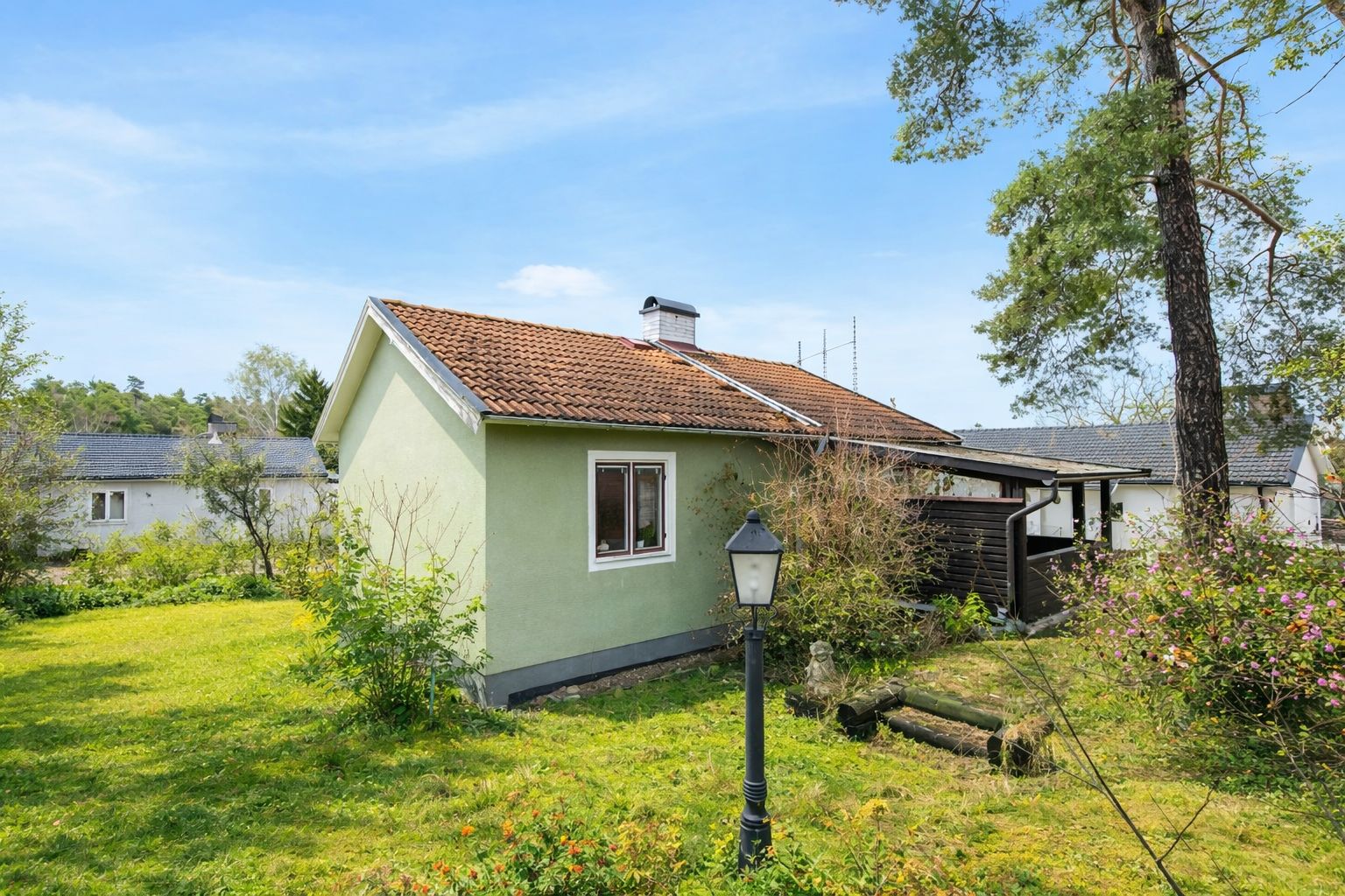 Sommarhus i grönskande trädgård