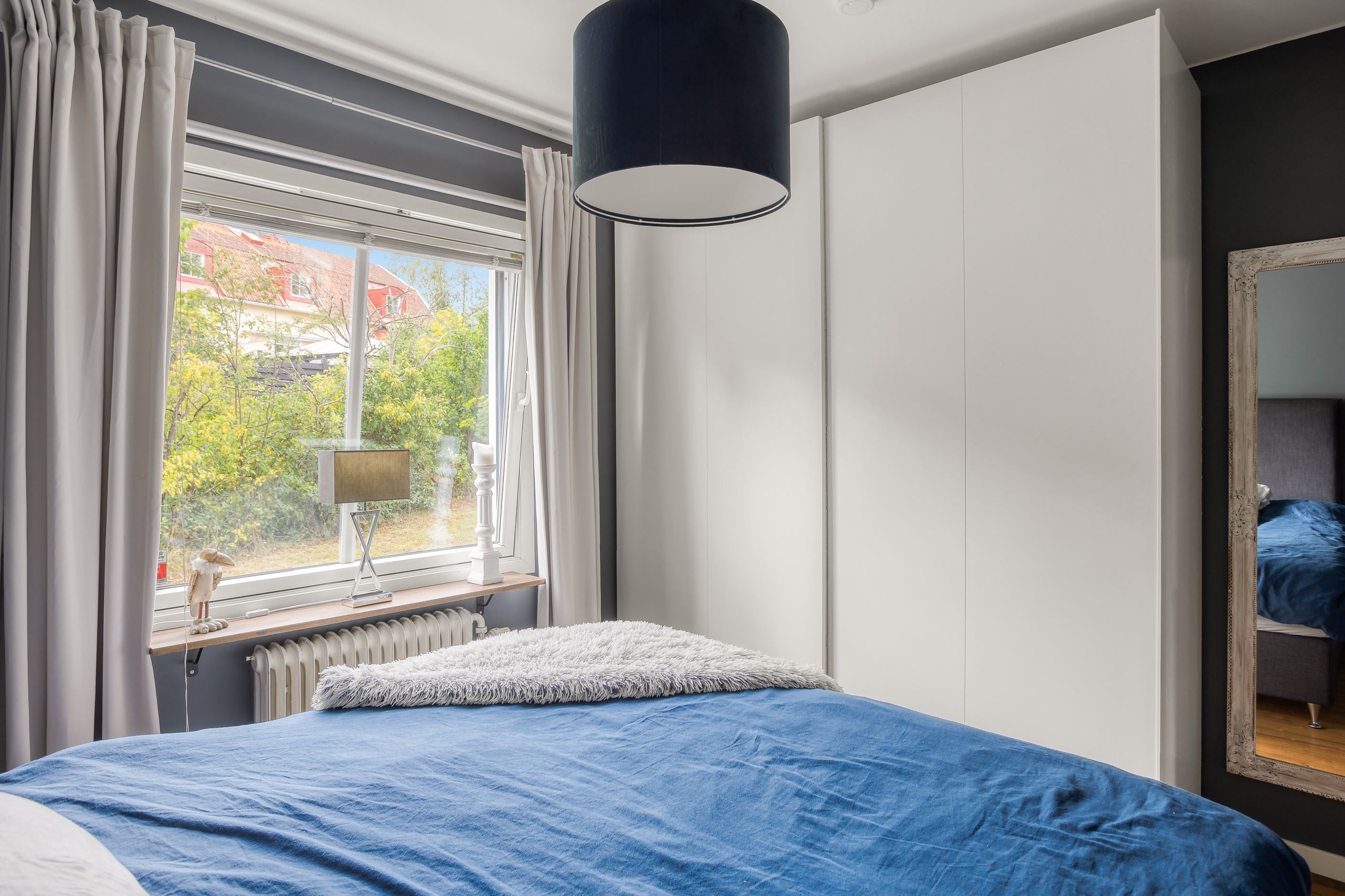 med två garderober