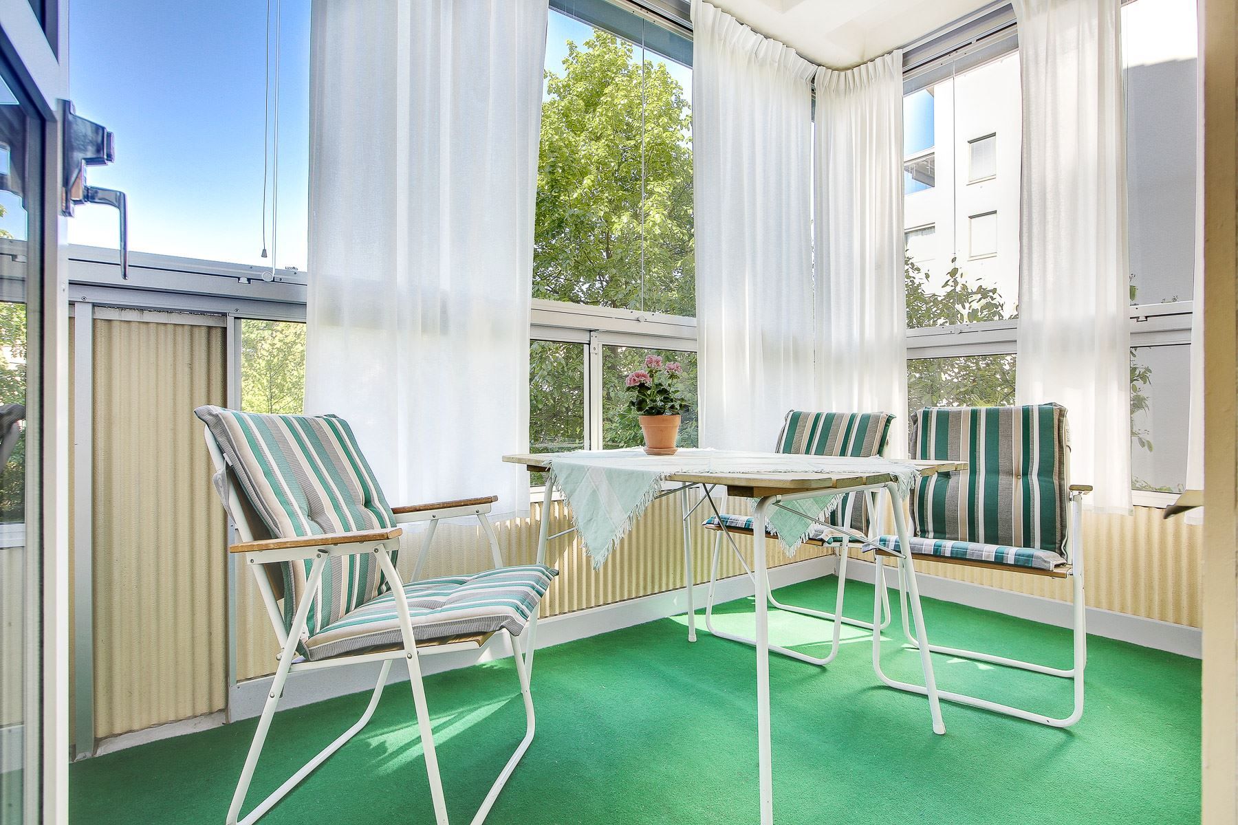 Inglasad balkong i insynsskyddat söderläge