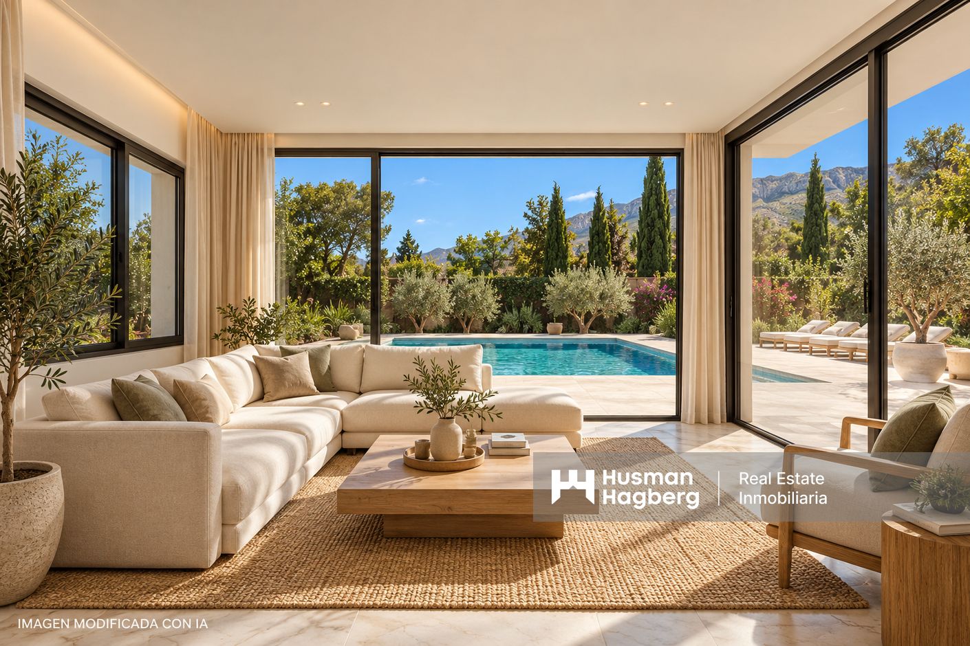 Salón mediterráneo con vistas a la piscina
