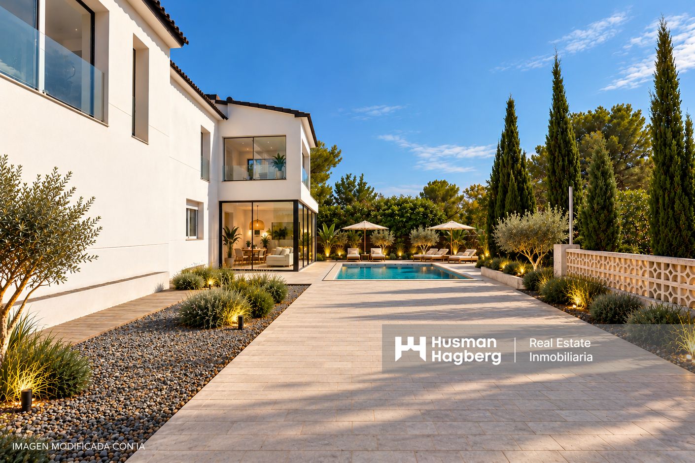 Villa Mediterránea con Piscina al Atardecer