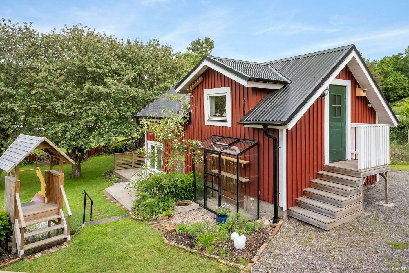 Gäststuga med verkstadsdel