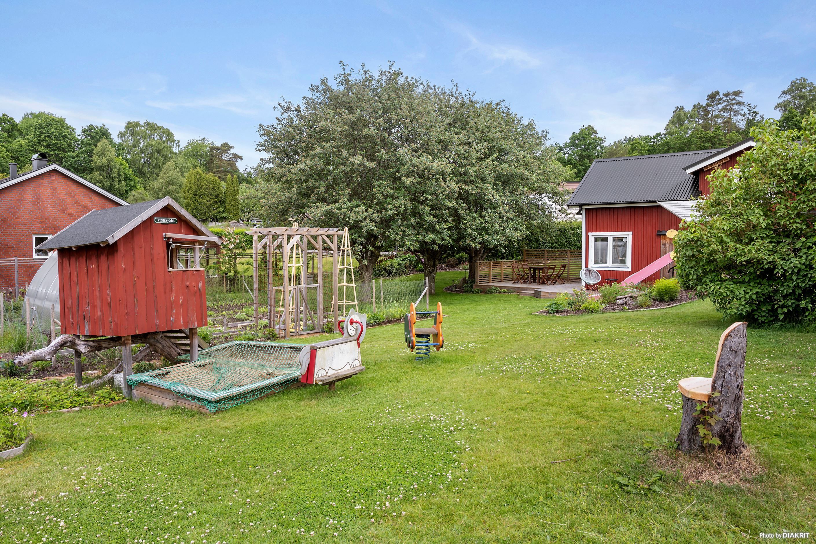 Härligt uppväxt trädgård