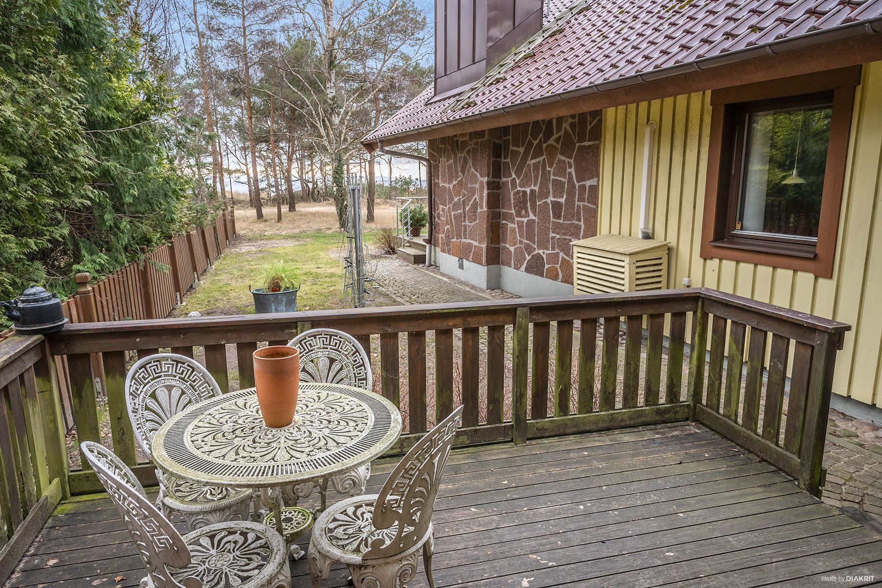 Uteplats till gäststuga