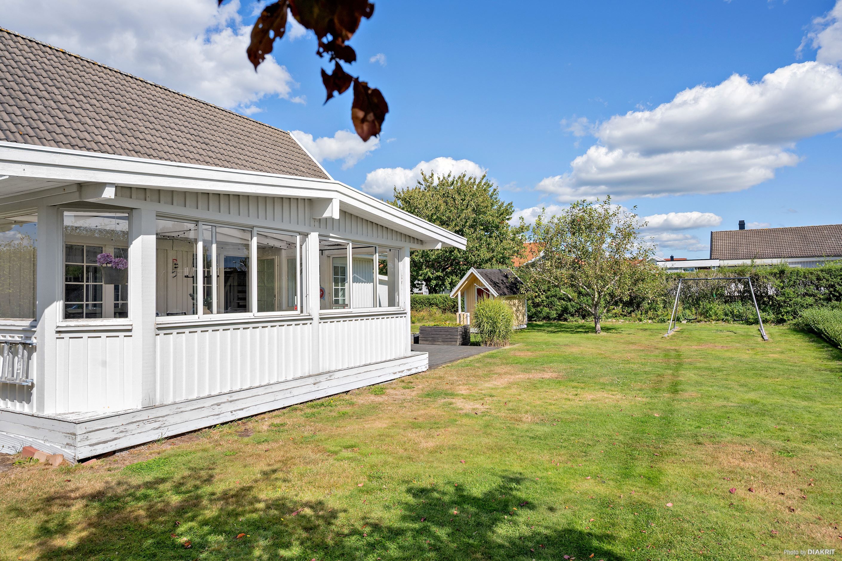 Rymlig och lättskött trädgård