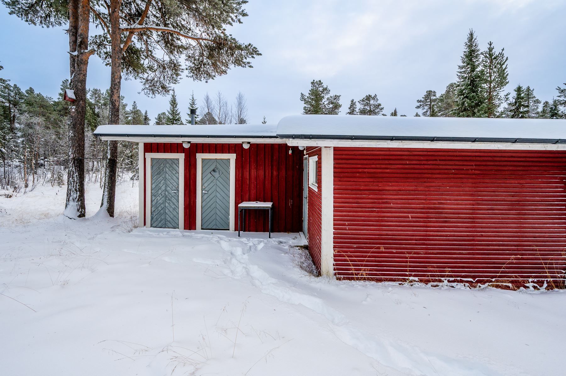 Bastu med omklädning  & utedass