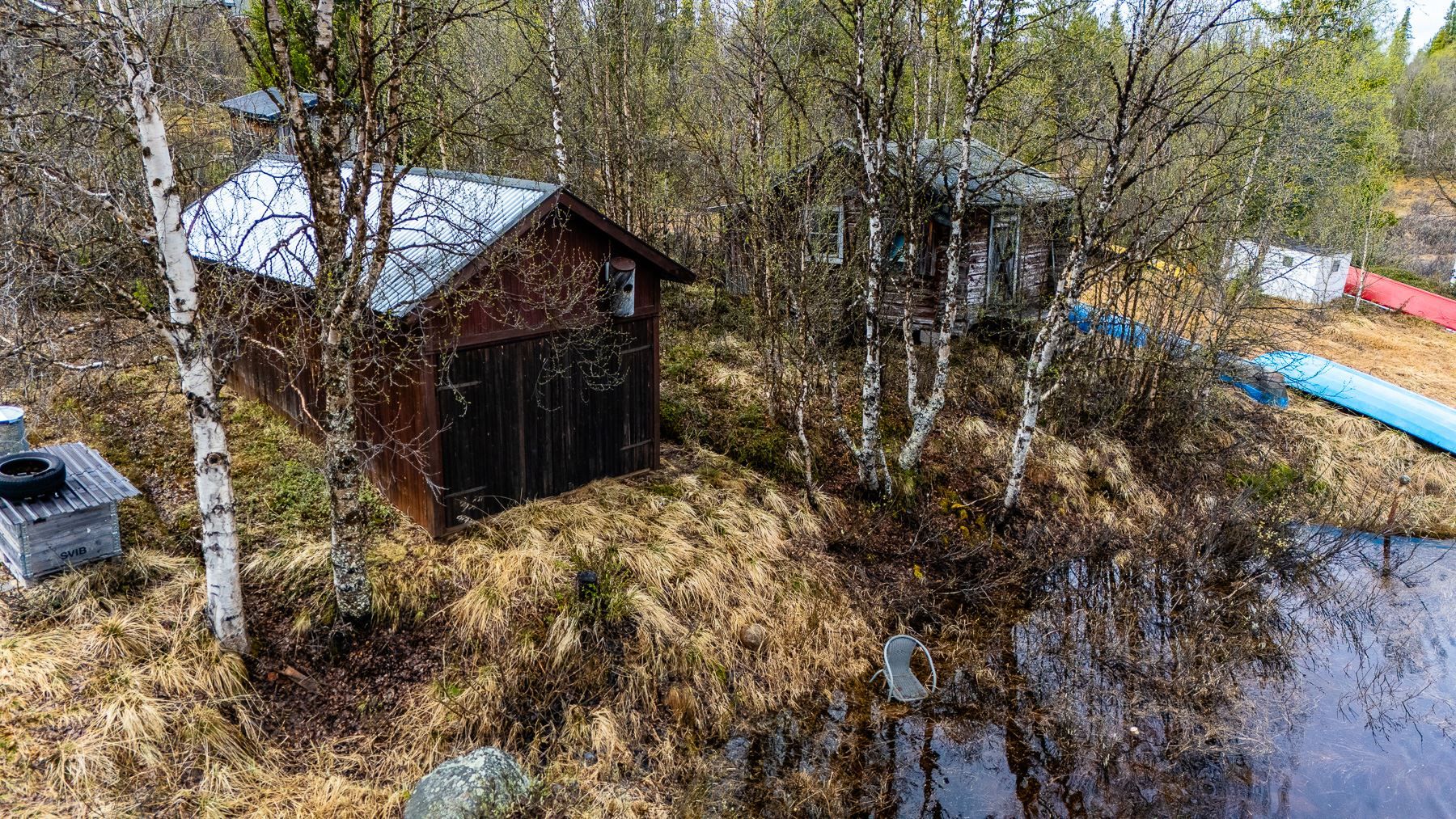 Båthus (till vänster)