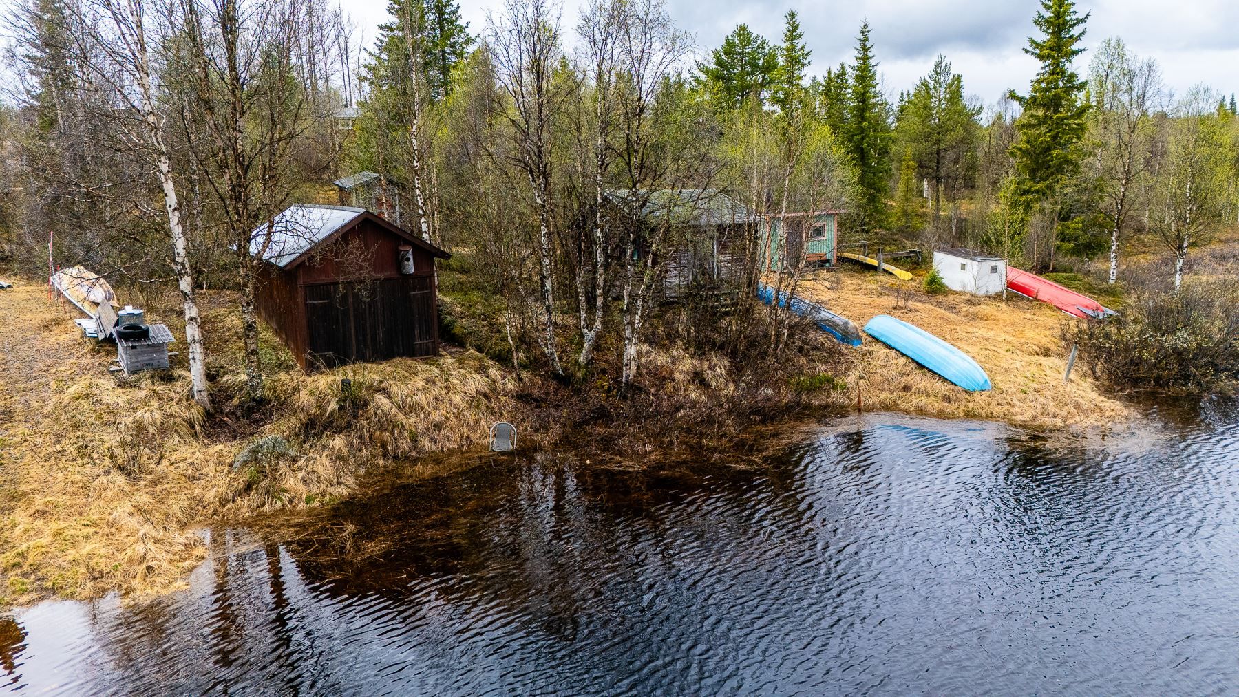 Båthus (till vänster)