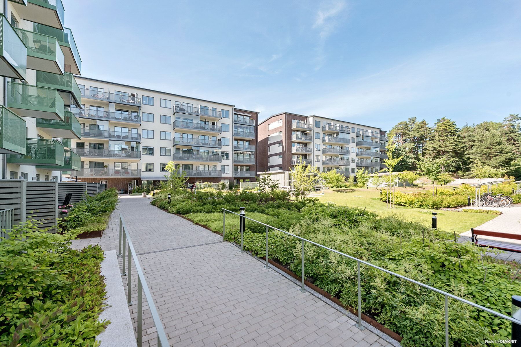 Innergård Brf Krickan sommartid