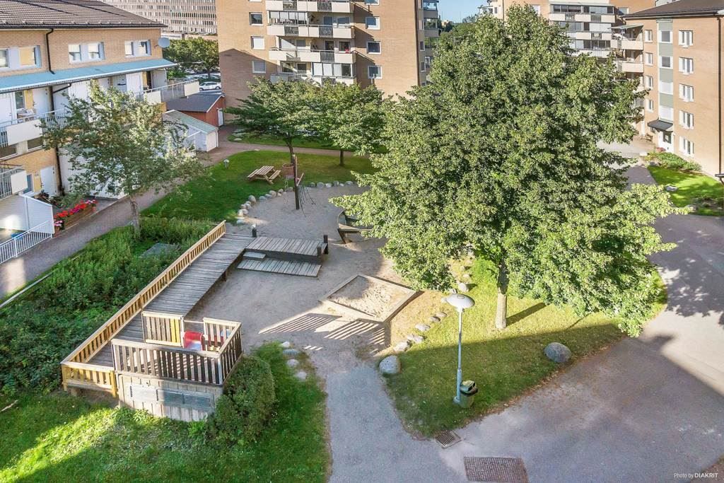 Utsikt över grönskande innergård