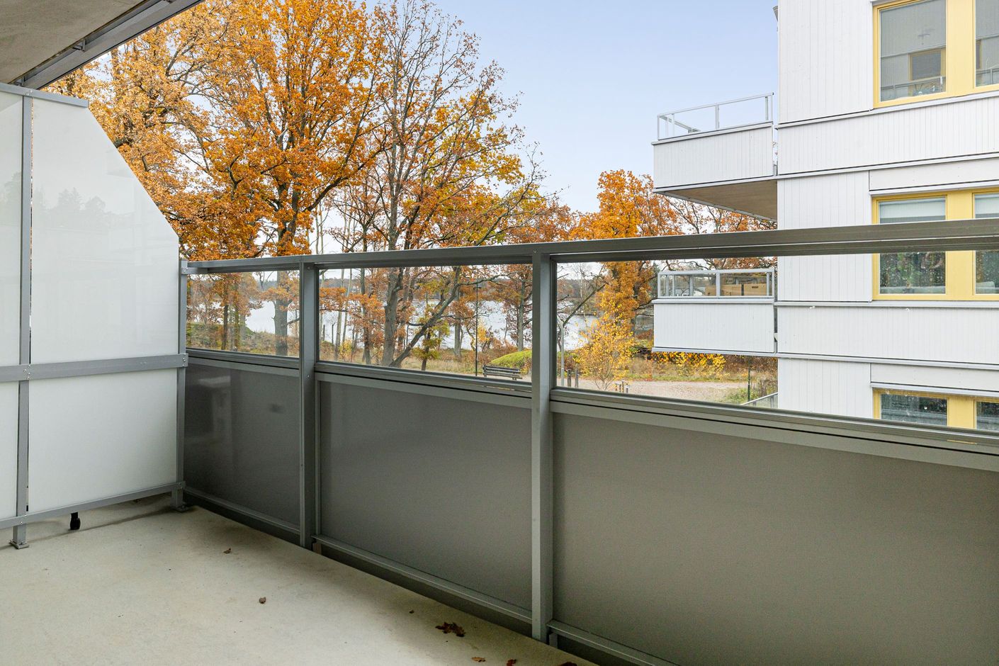 stor balkong med sjårslagen sjöutsikt