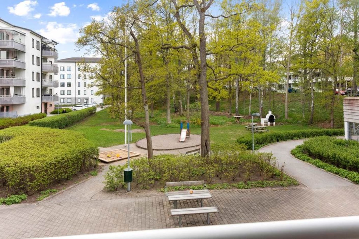 Lekplats och grillplats på gården