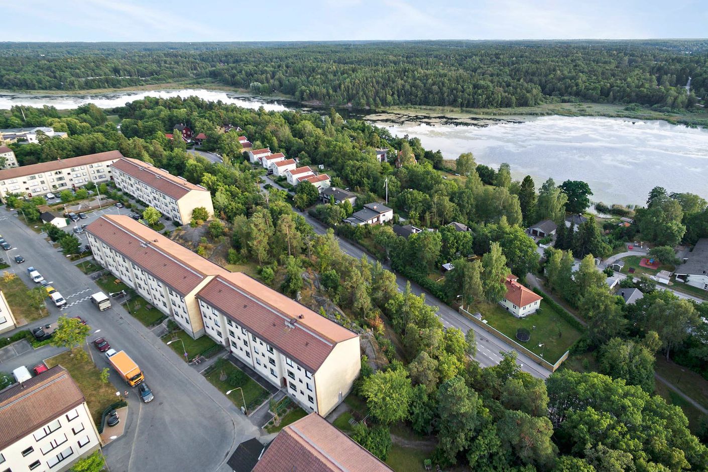 Vy över Brf Vinkelspegeln och närliggande natur