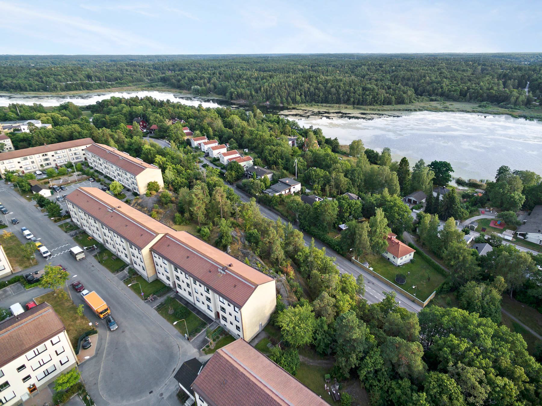Vy över Brf Vinkelspegeln och närliggande natur