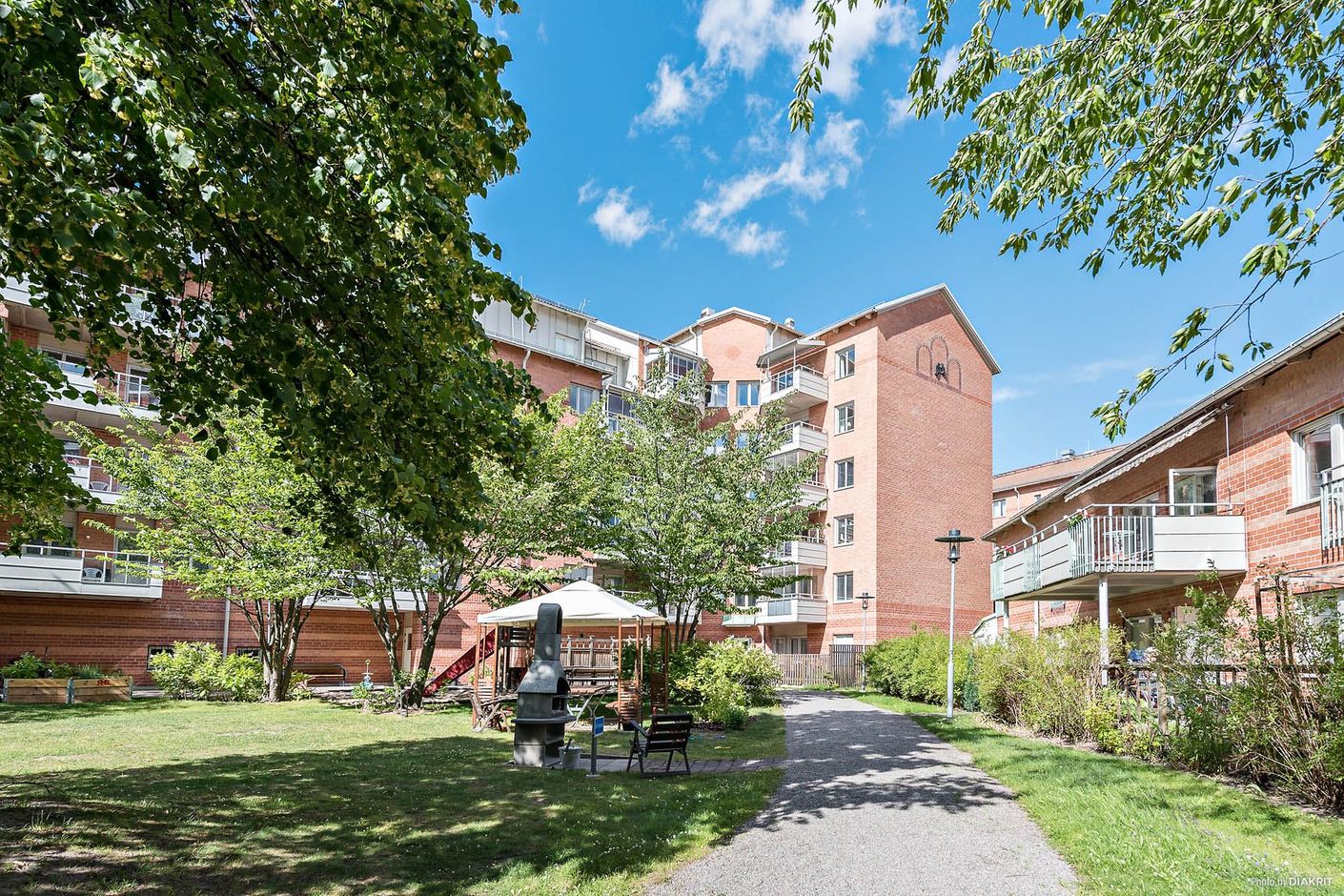 Grönskande innergård Glavagatan 33
