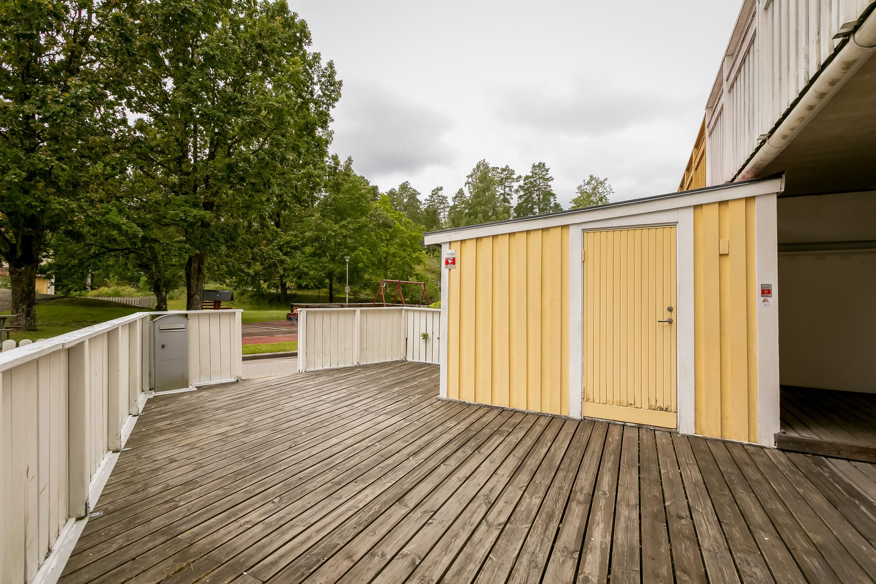 Trädäck vid entré