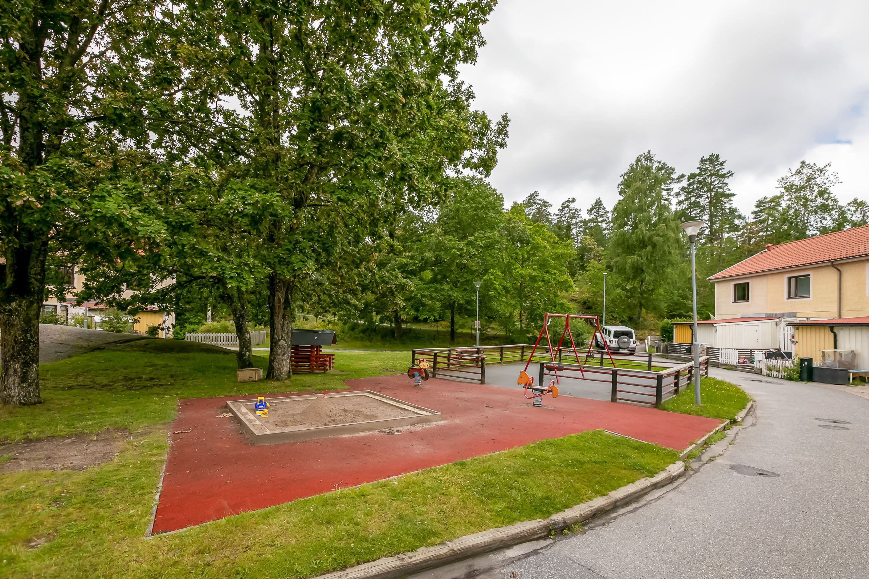 Gård med lekplats