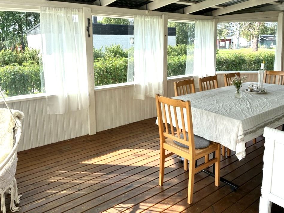 Säljarens bild på det inglasade uterummet