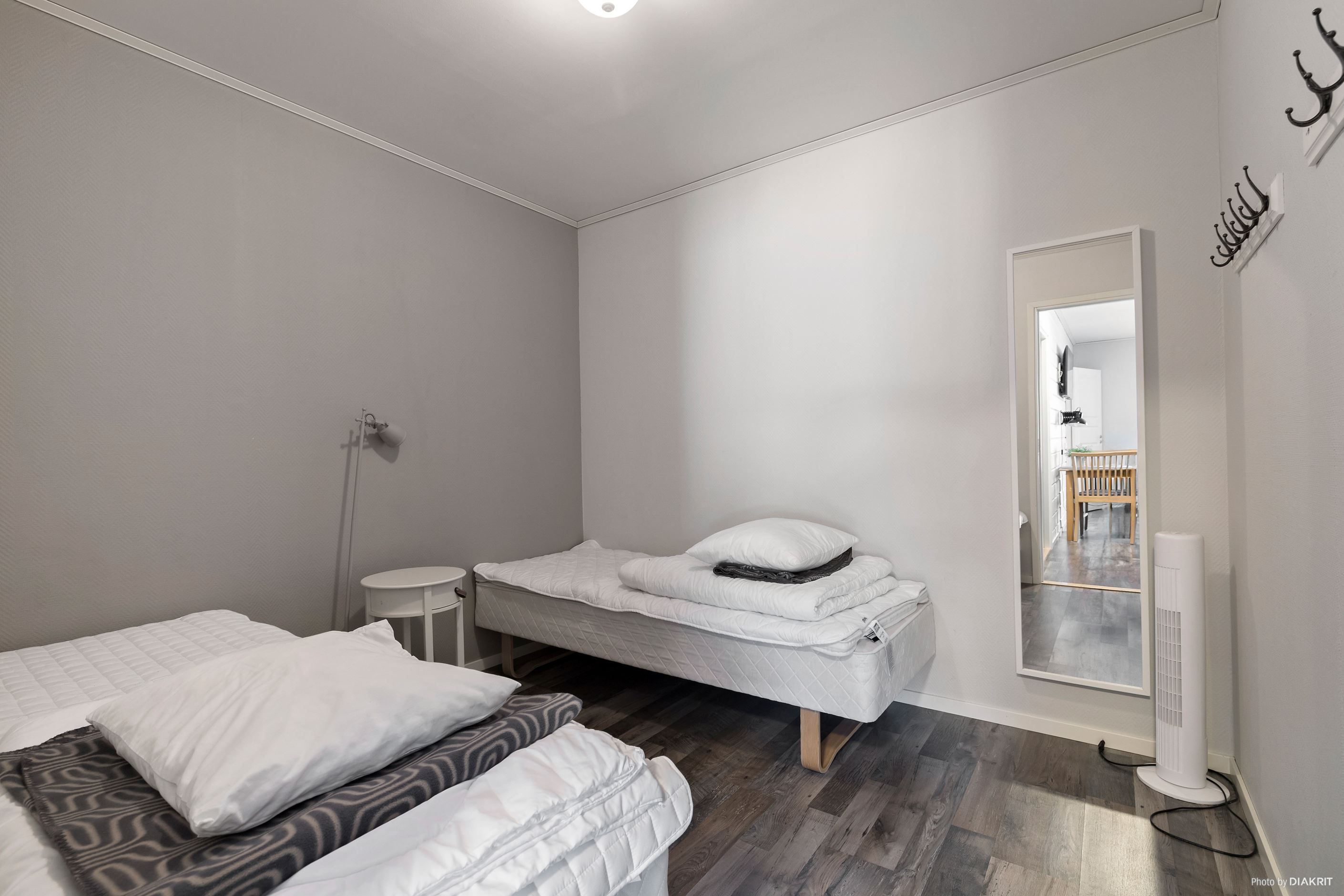 Lägenhet nedre plan, två likadana sovrum