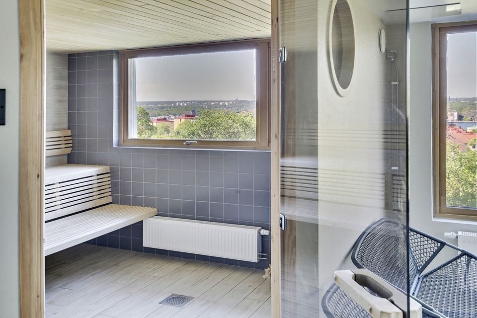 Föreningens bastu med strålande utsikt och det finns även övernattningslägenhet