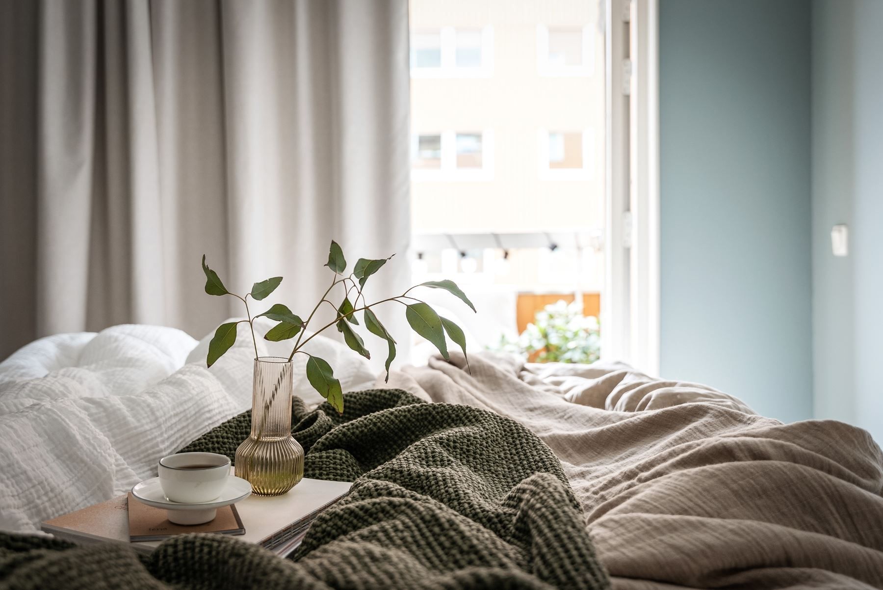 Det finns en stor klädkammare i anslutning till sovrummet