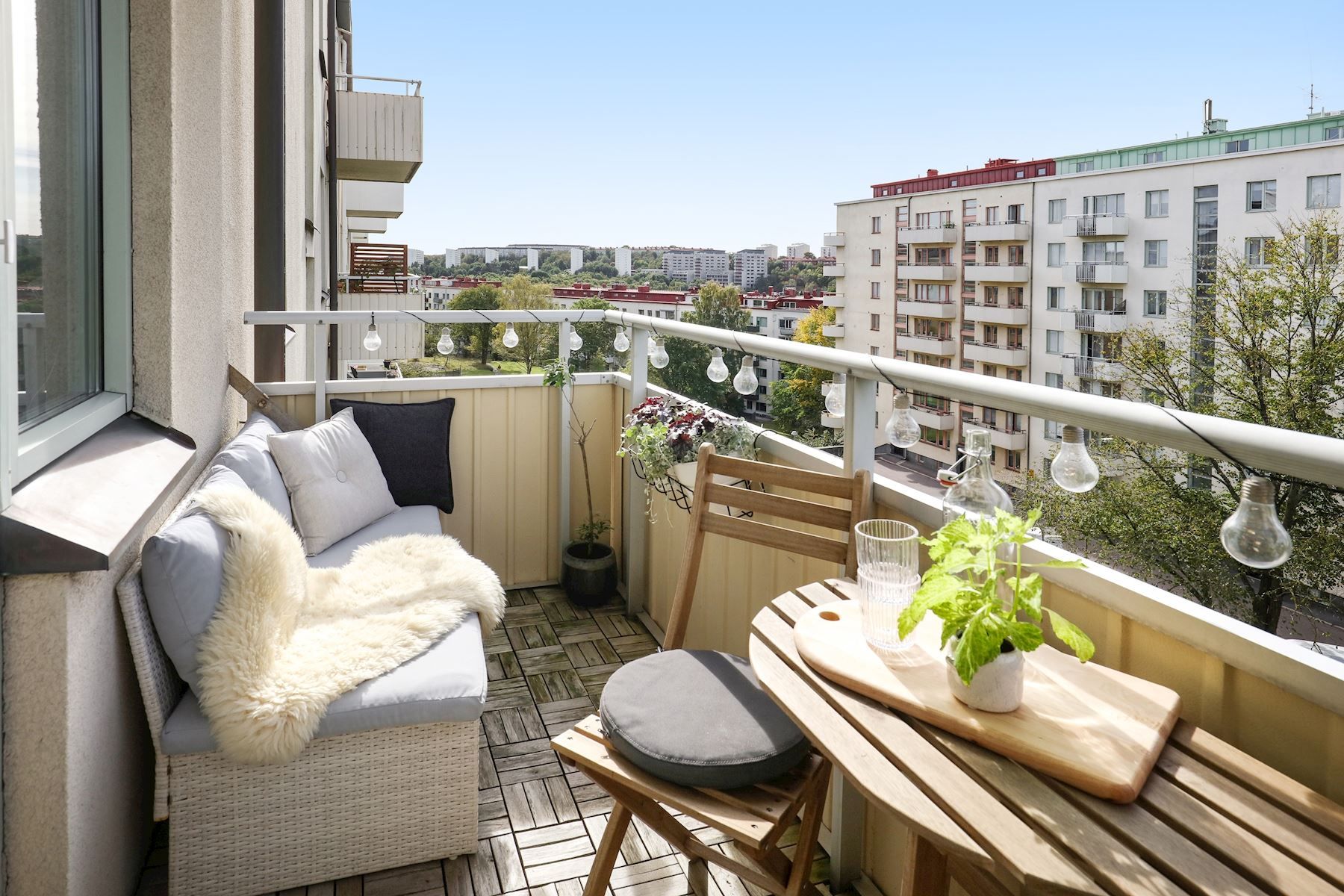 Härlig balkong i soldränkt västerläge