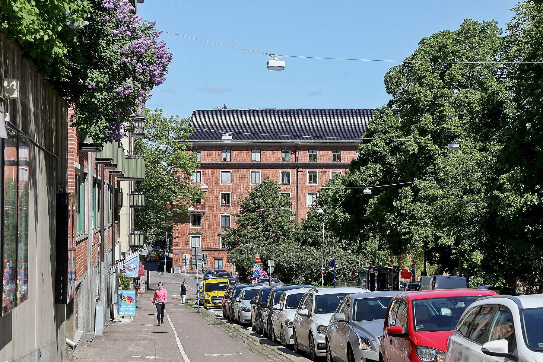 Längsmed Eklandagatan finns flera mysiga caféer och restauranger samt bra kommunikation.