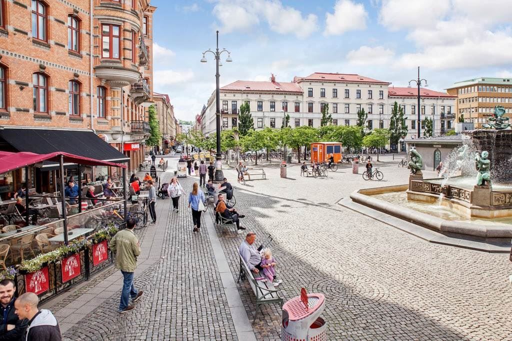Vid Järntorget går flertalet spårvagnar och bussar