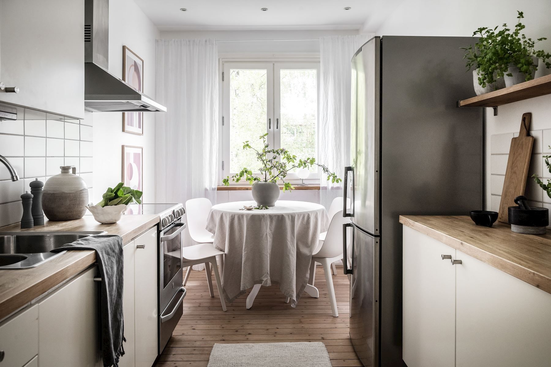 Välplanerat kök med en naturlig matplats mot innergården