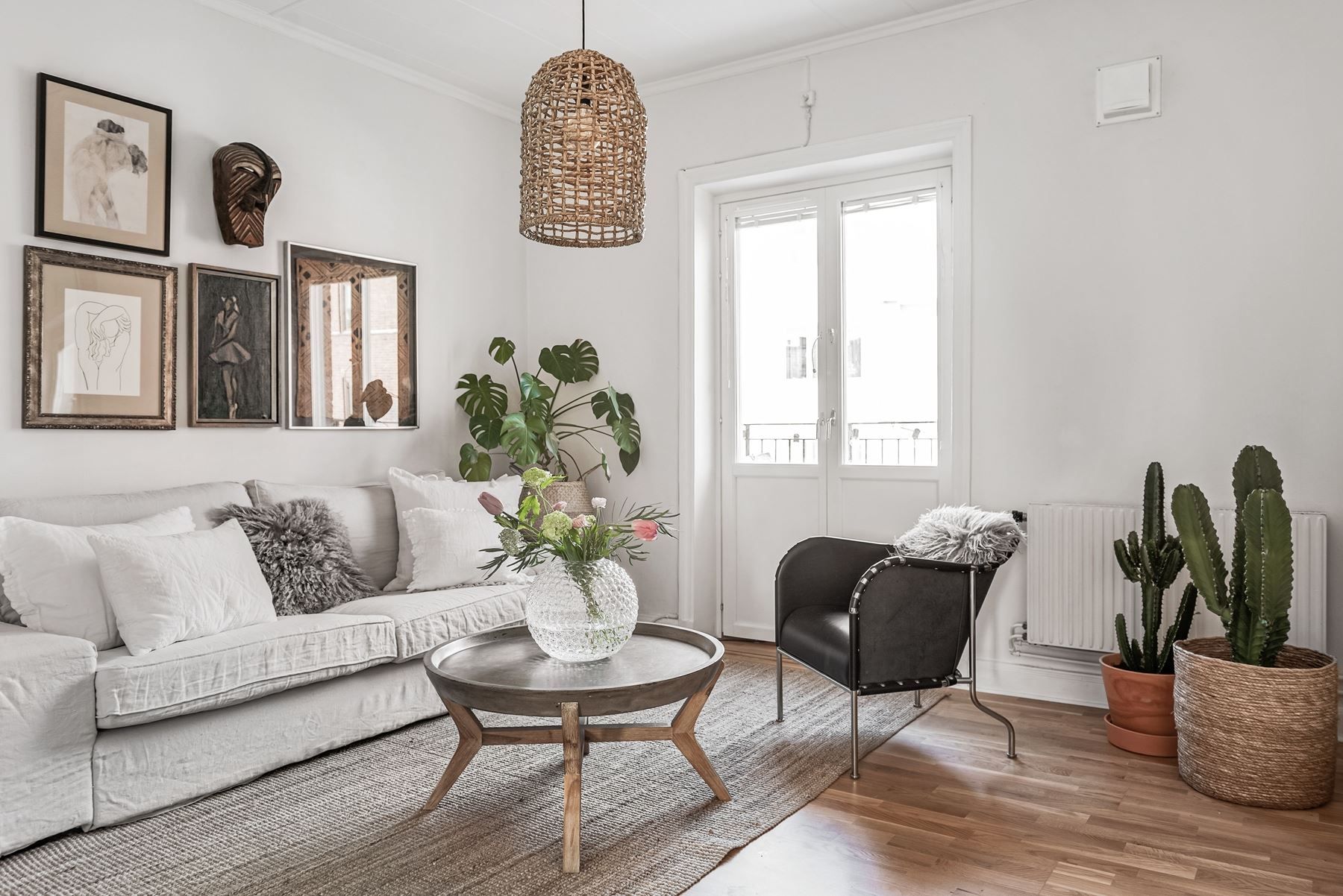 Stort vardagsrum med plats för en större soffgrupp