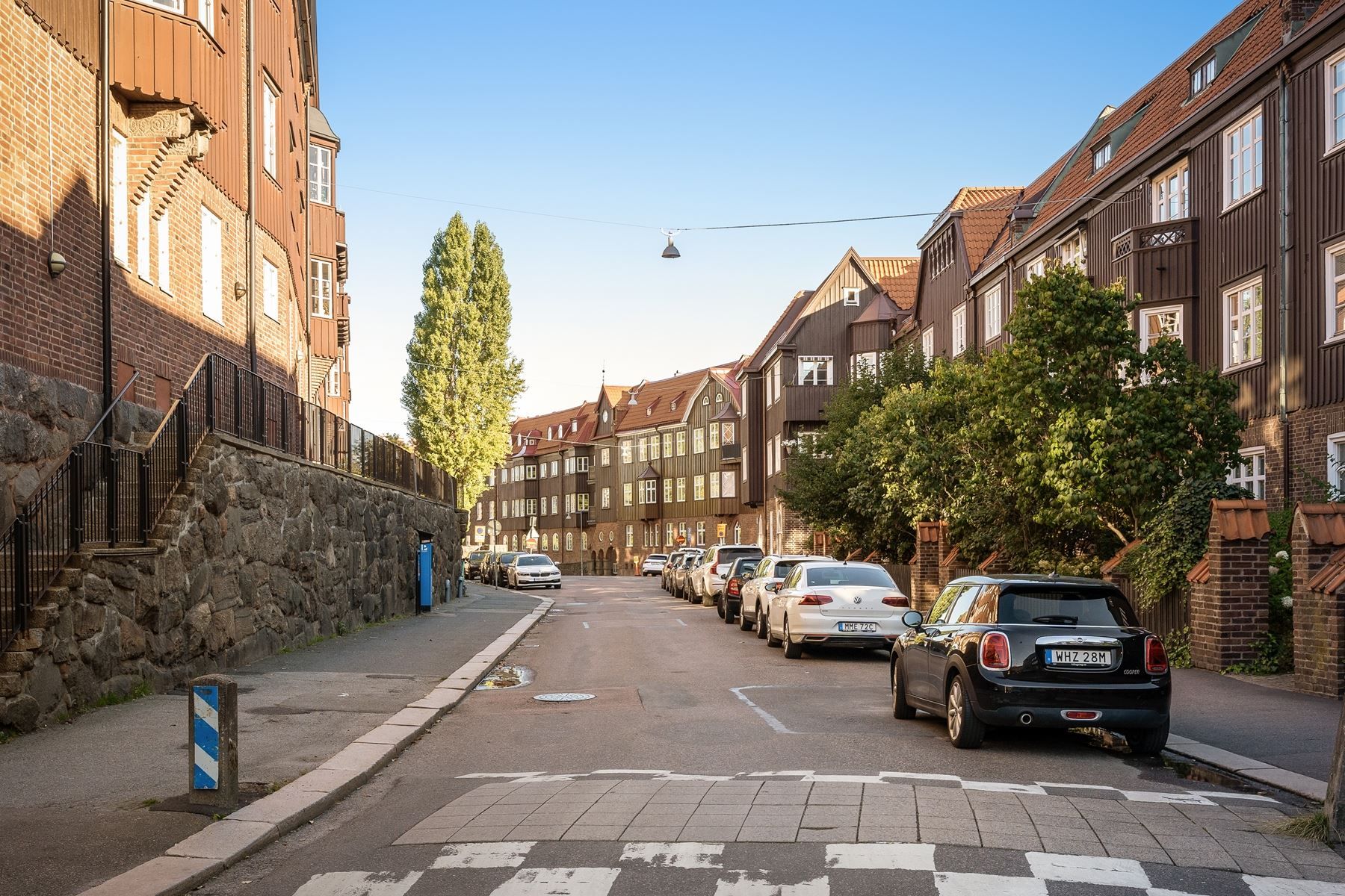 Gemytliga kvarter ner via Erik Dahlbergsgatan