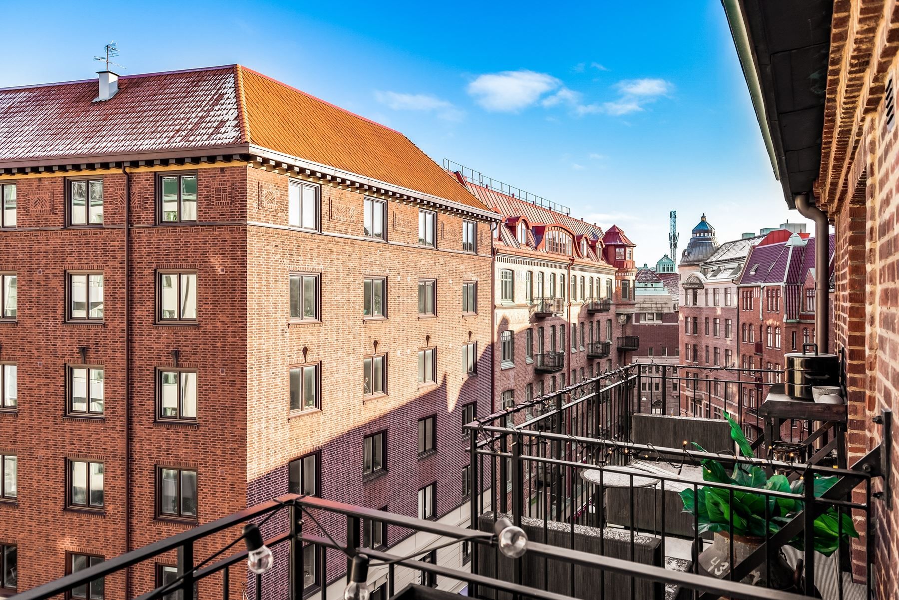 Åt andra håller ser vi sekelskiftesfastigheterna längs Kungsgatan